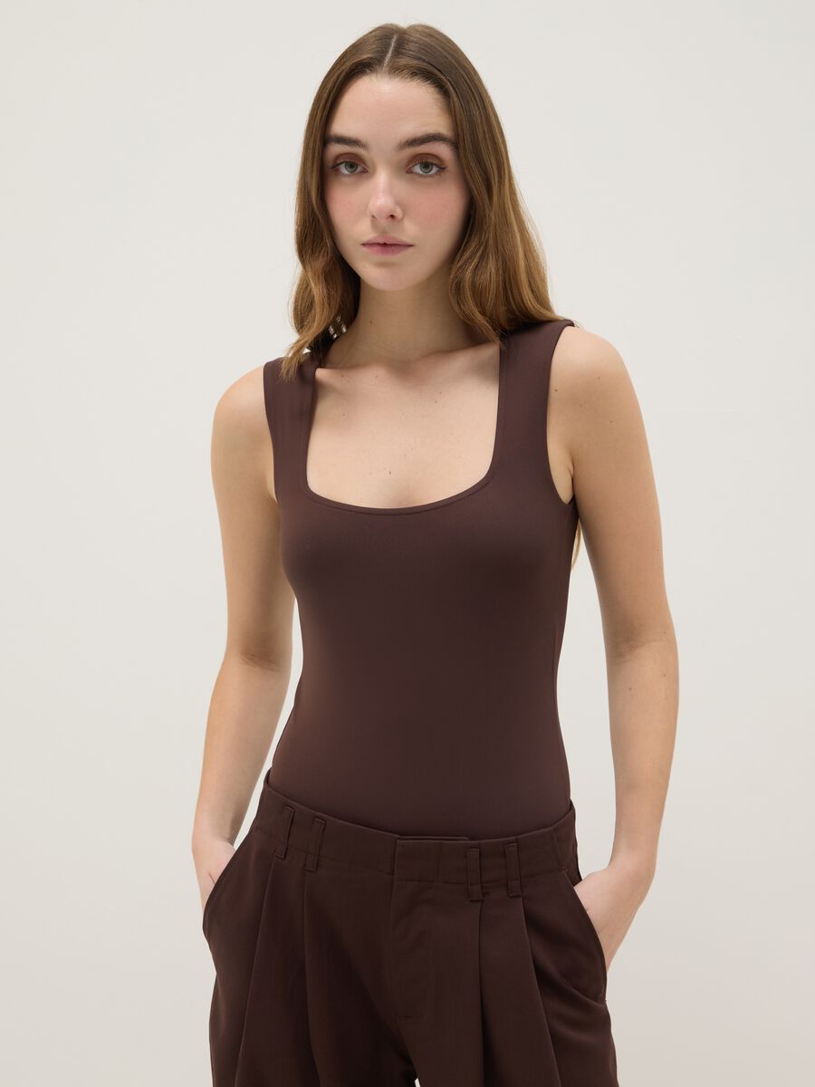 Body fitted marrone con scollo quadrato_1