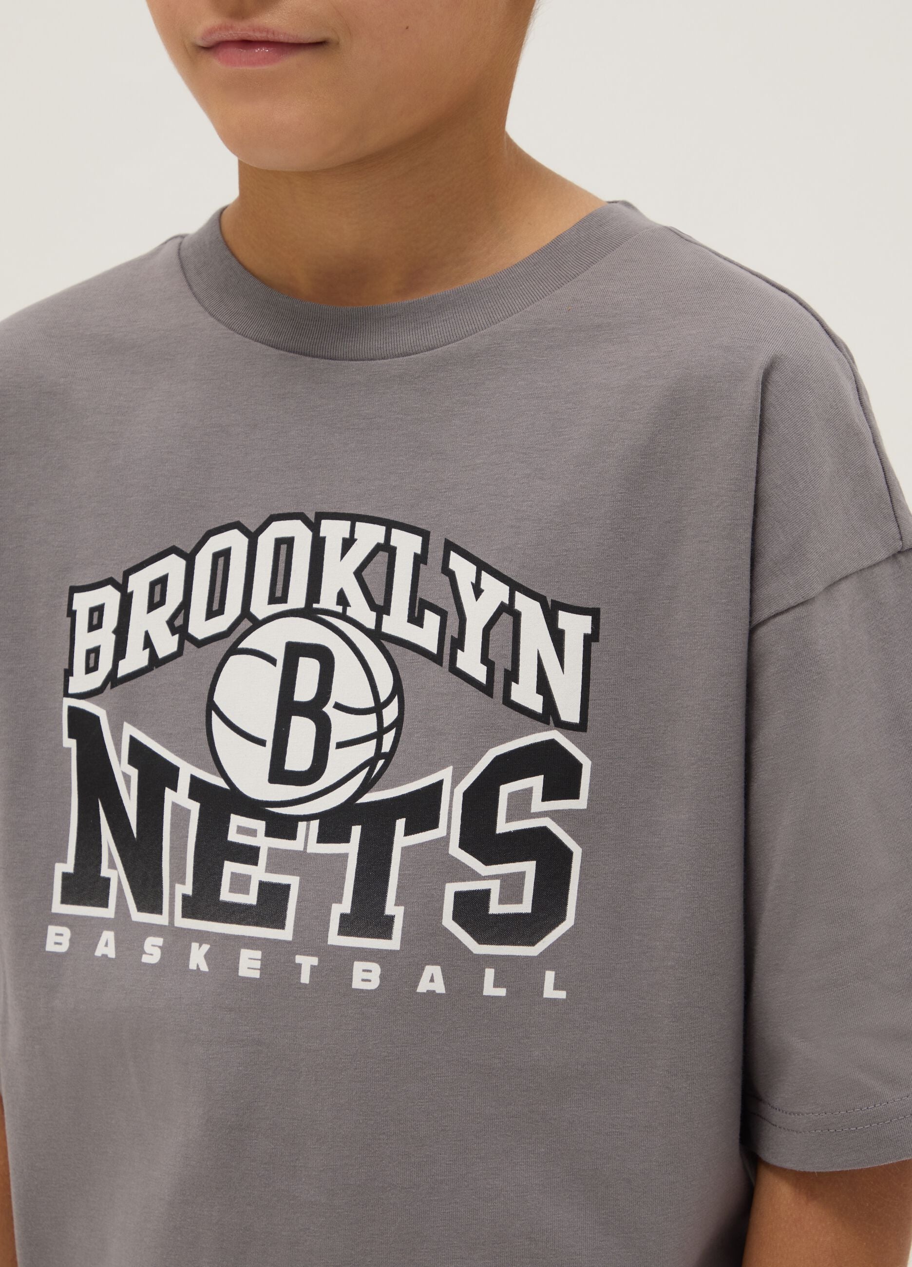 Grey over-fit pure cotton children's t-shirt with Brooklyn Nets logo