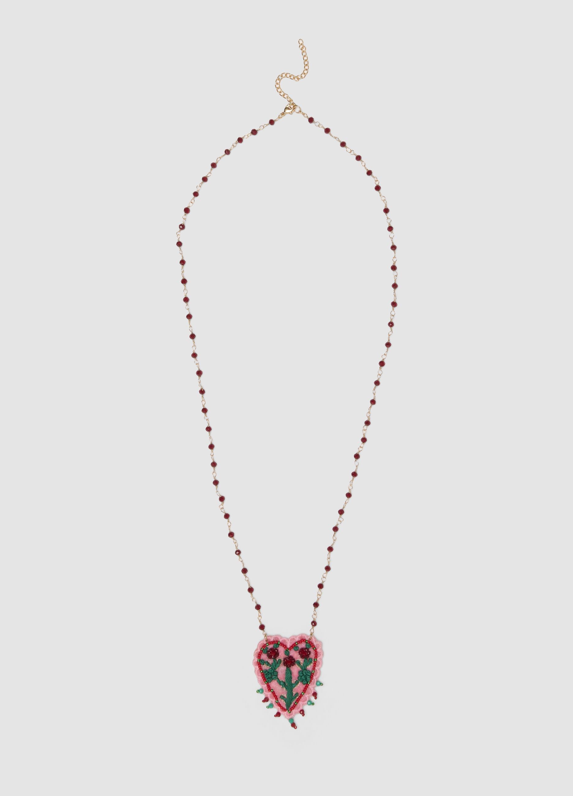 Collana rosa con ciondolo a cuore ricamato