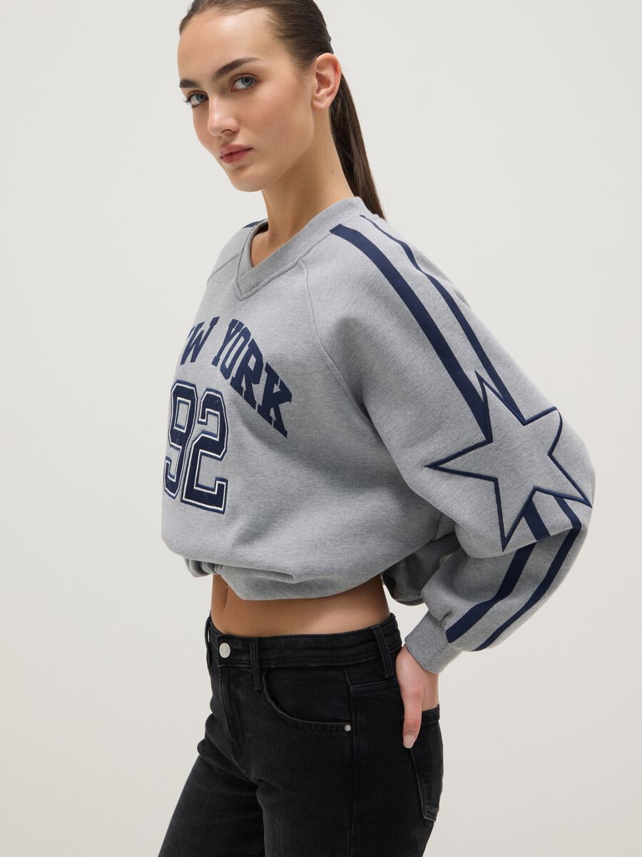 Felpa grigia in misto cotone oversize con collo a V e stampa_2