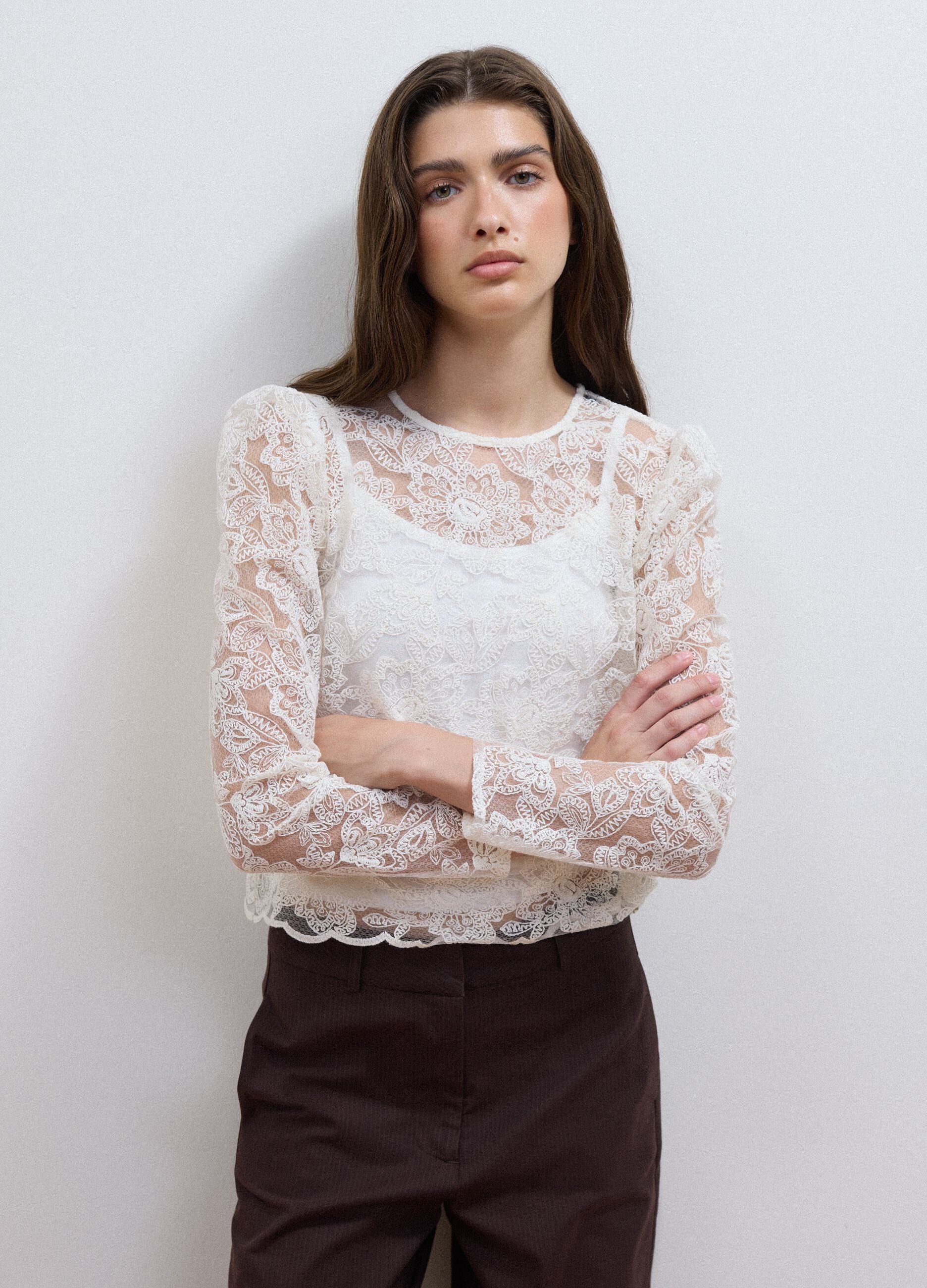 White cotton-blend blouse with floral lace, slim fit