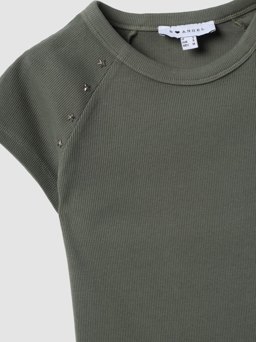 T-shirt fitted verde in cotone elasticizzato a costine con borchie_5