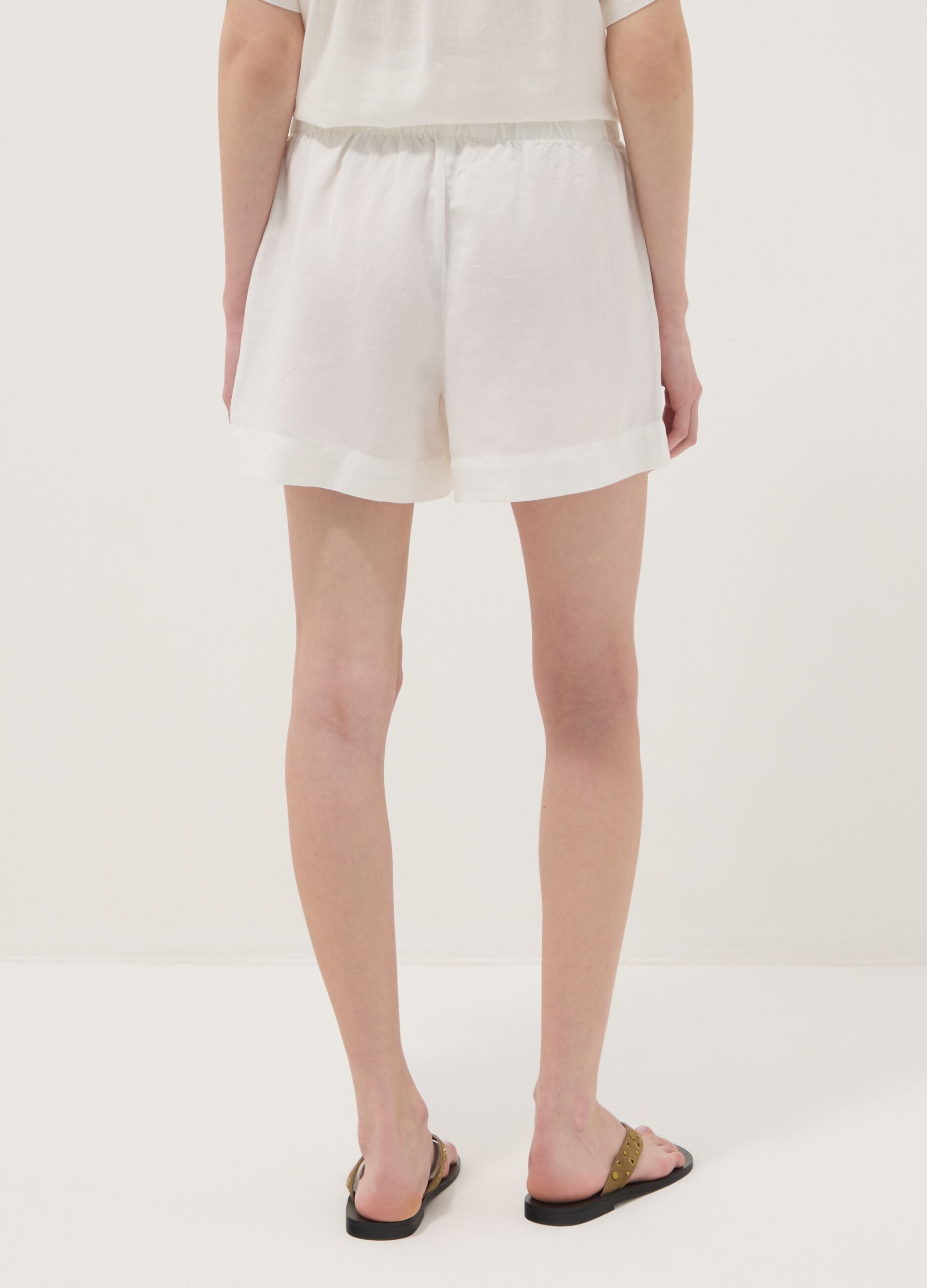 White linen-viscose blend shorts with elasticated waist, regular fit