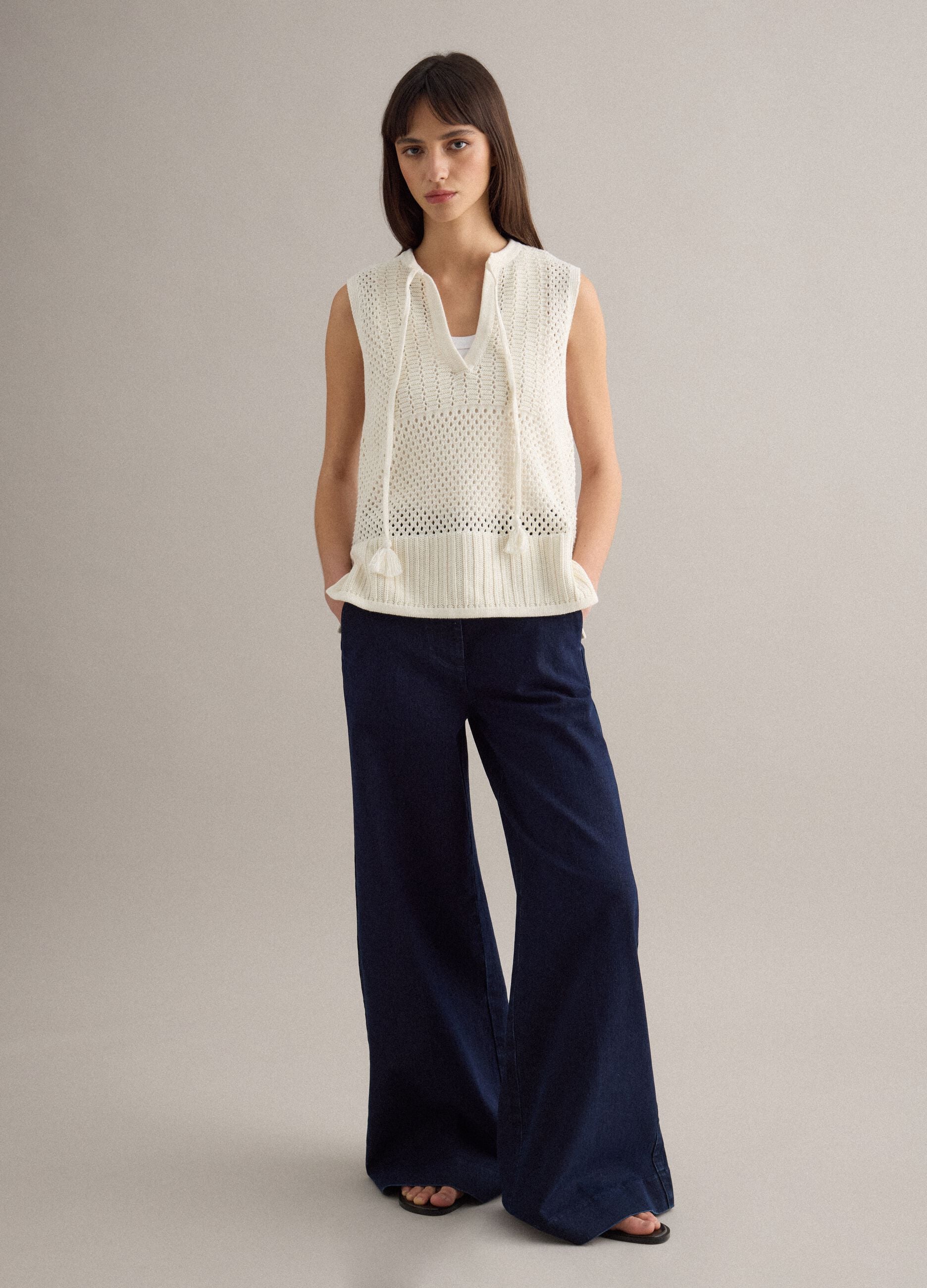 White pure cotton tank top with regular fit and mesh texture