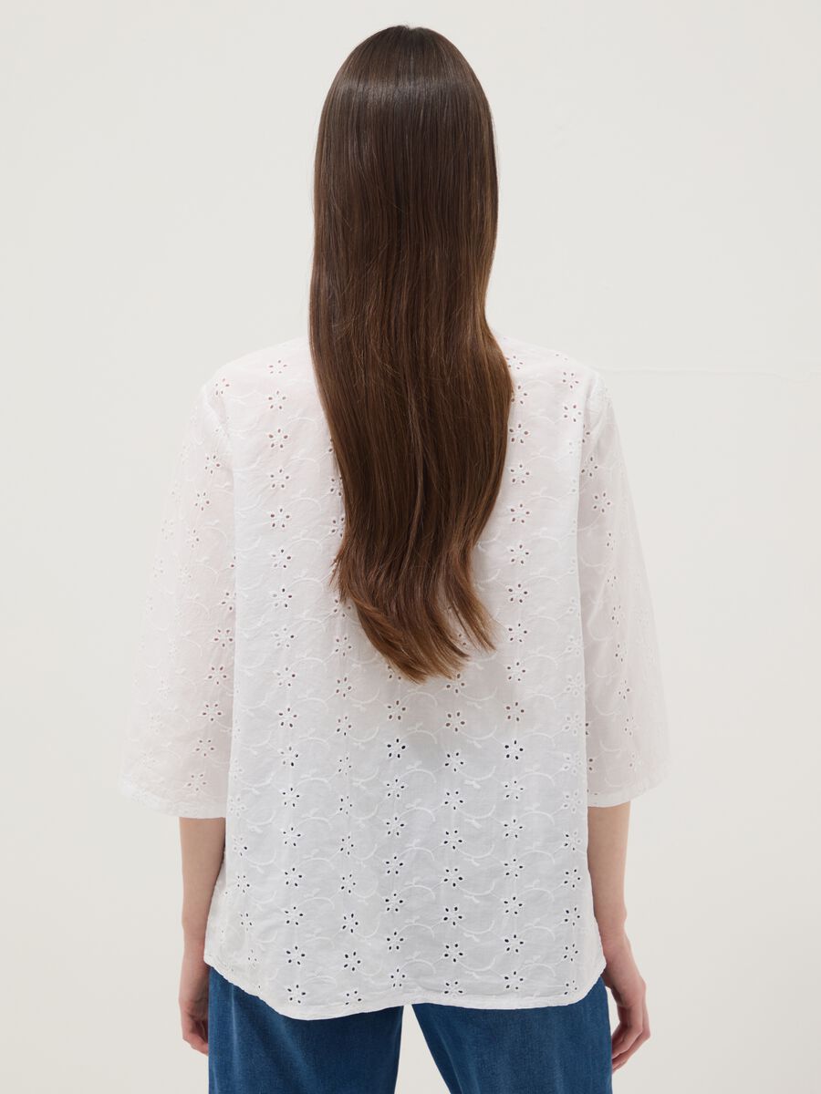 Camicia bianca in puro cotone traforata con collo alla coreana regular fit_3