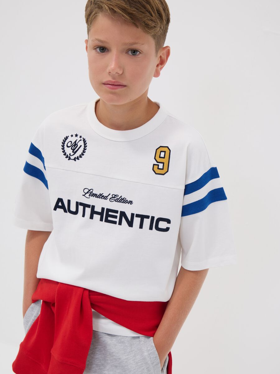 White relaxed-fit pure cotton crew-neck T-shirt with slogan for boys_0