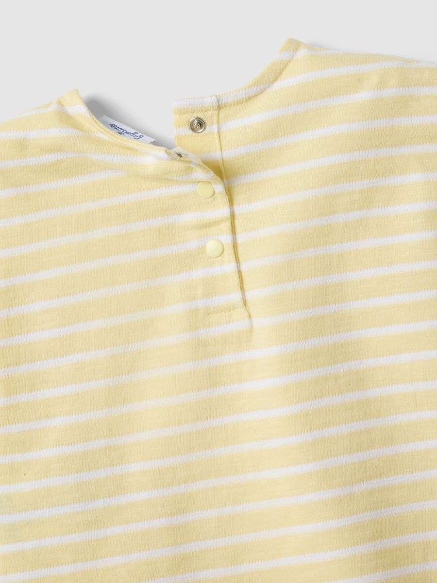 T-shirt in puro cotone a righe multicolor da bimba con cuori_2