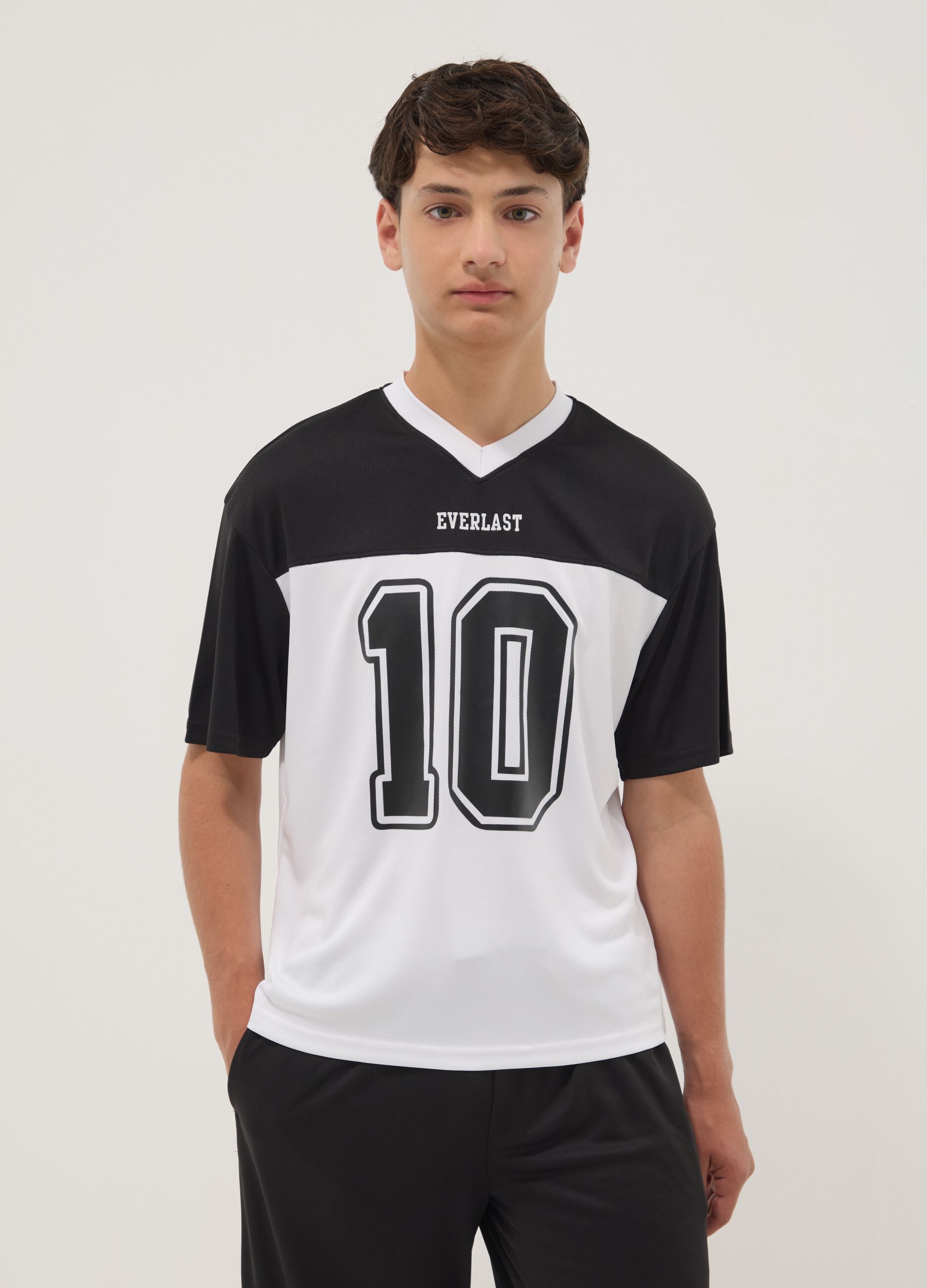 Black short-sleeve V-neck boys&rsquo; T-shirt, relaxed fit
