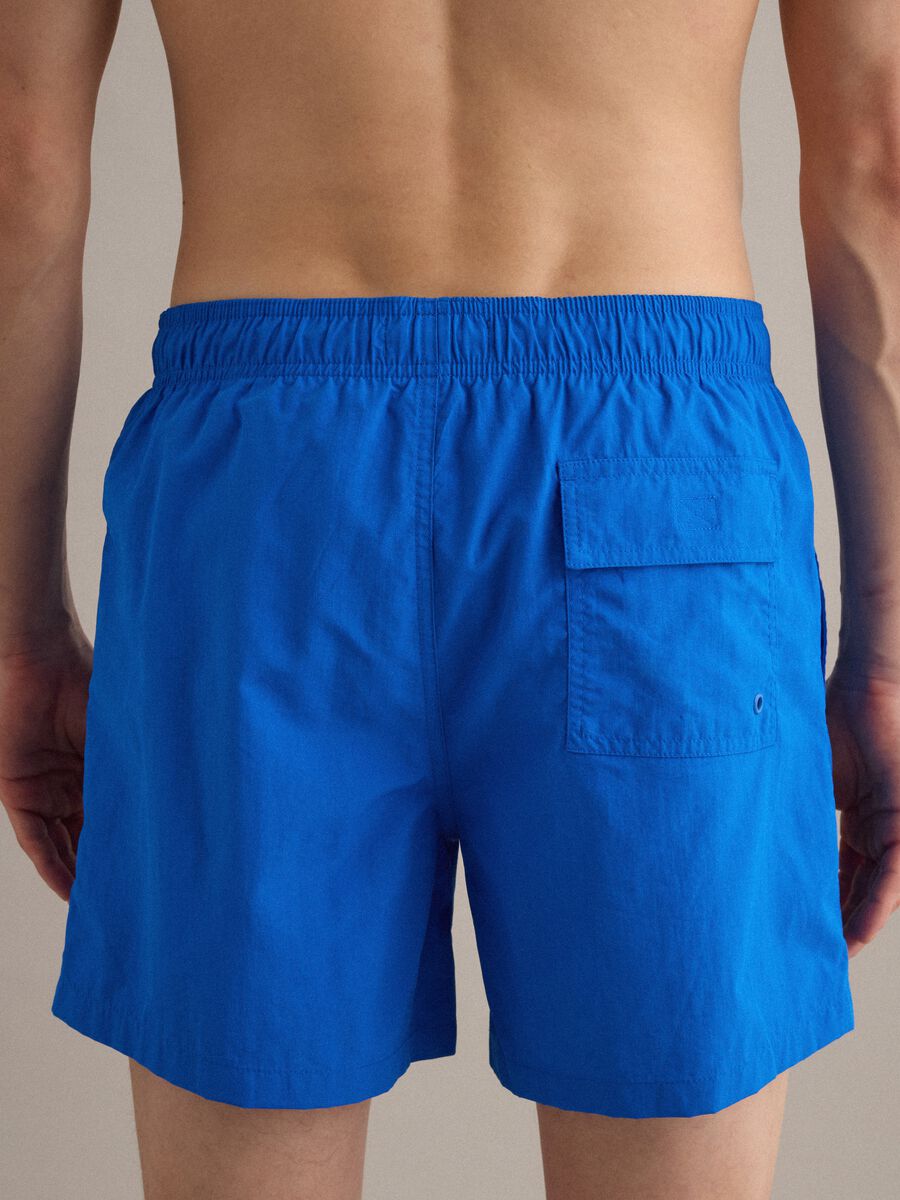 Boxer da mare blu con vita elasticizzata e coulisse_4