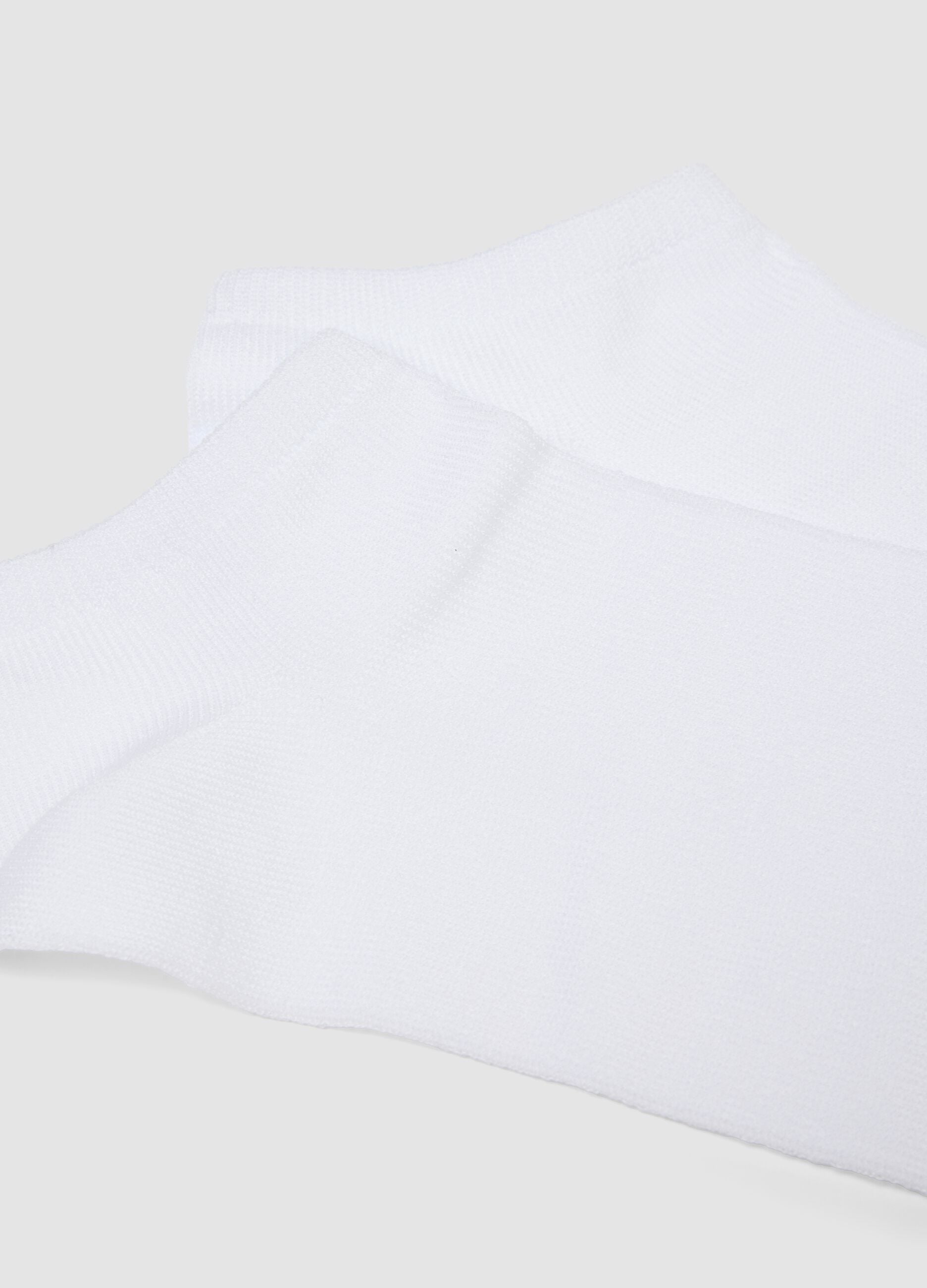 3-pack of white ankle sports socks in stretch organic cotton