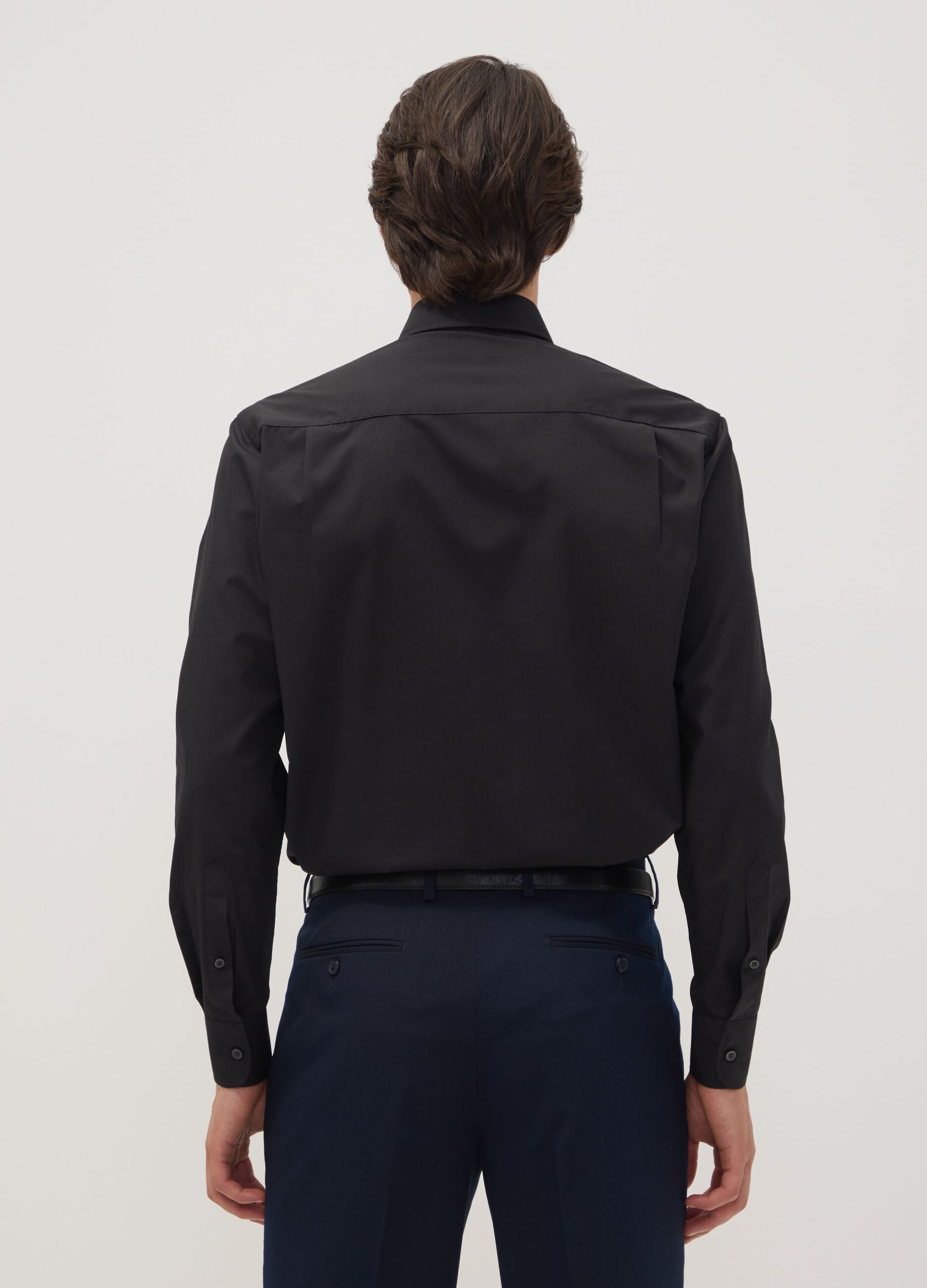 Black slim-fit shirt with classic collar, easy-iron
