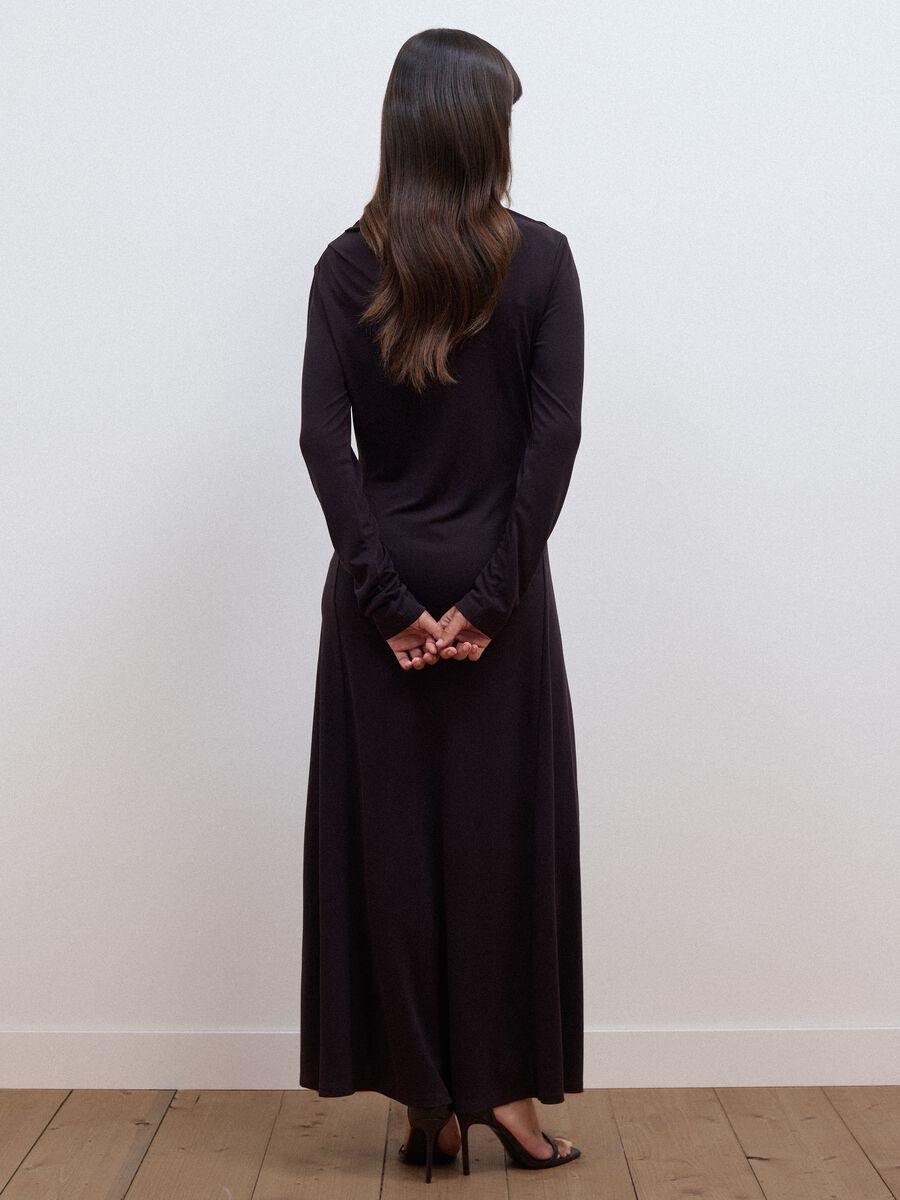 Long brown slim-fit dress with shawl collar_3