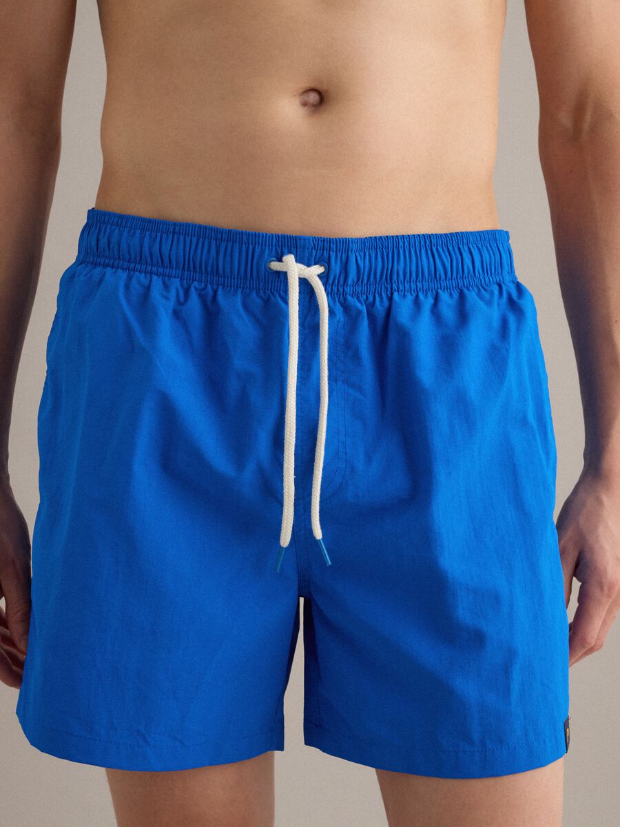 Boxer da mare blu con vita elasticizzata e coulisse_2
