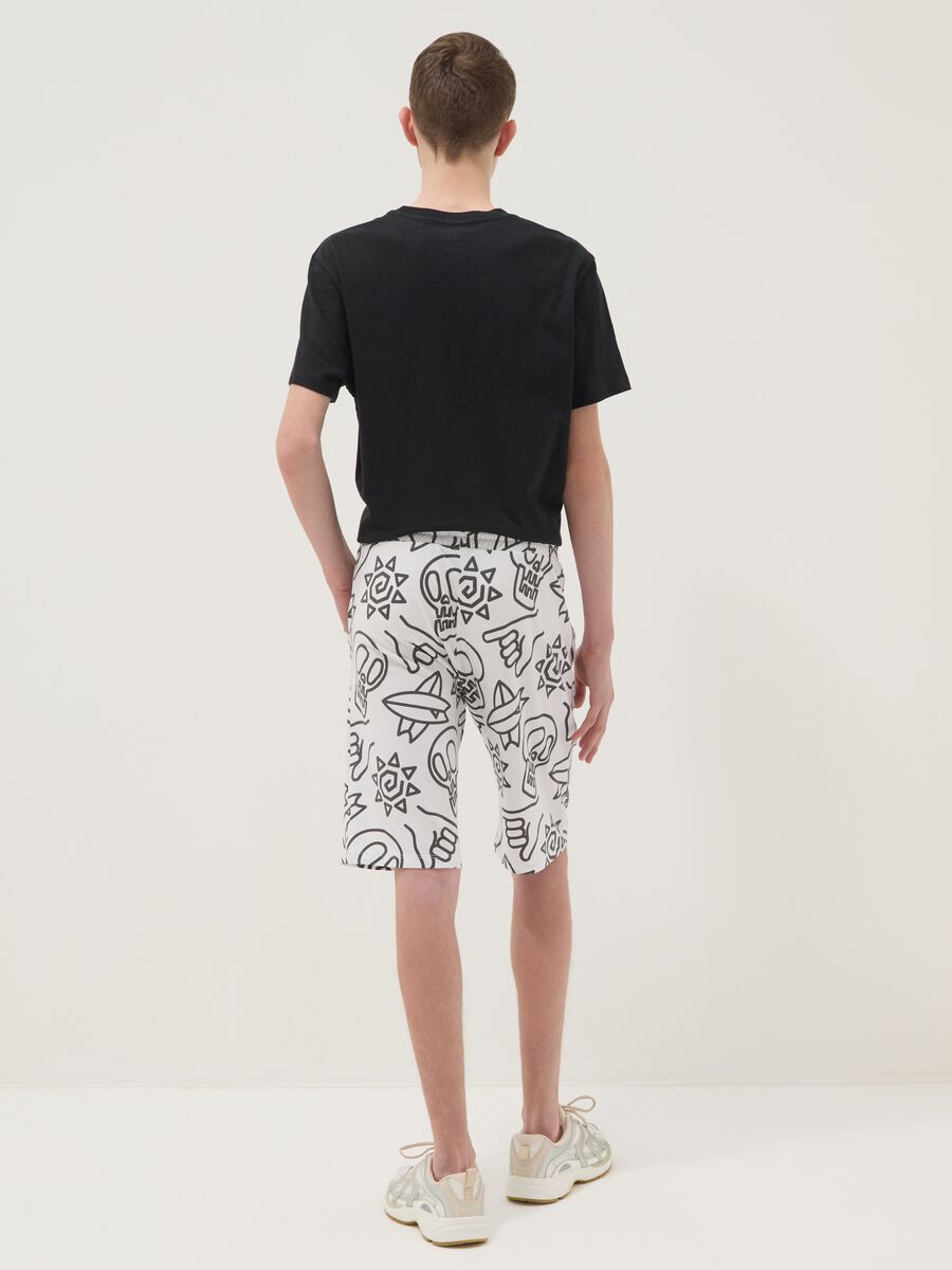 Pantaloncini bianchi in puro cotone con stampa all over per ragazzo regular fit_1
