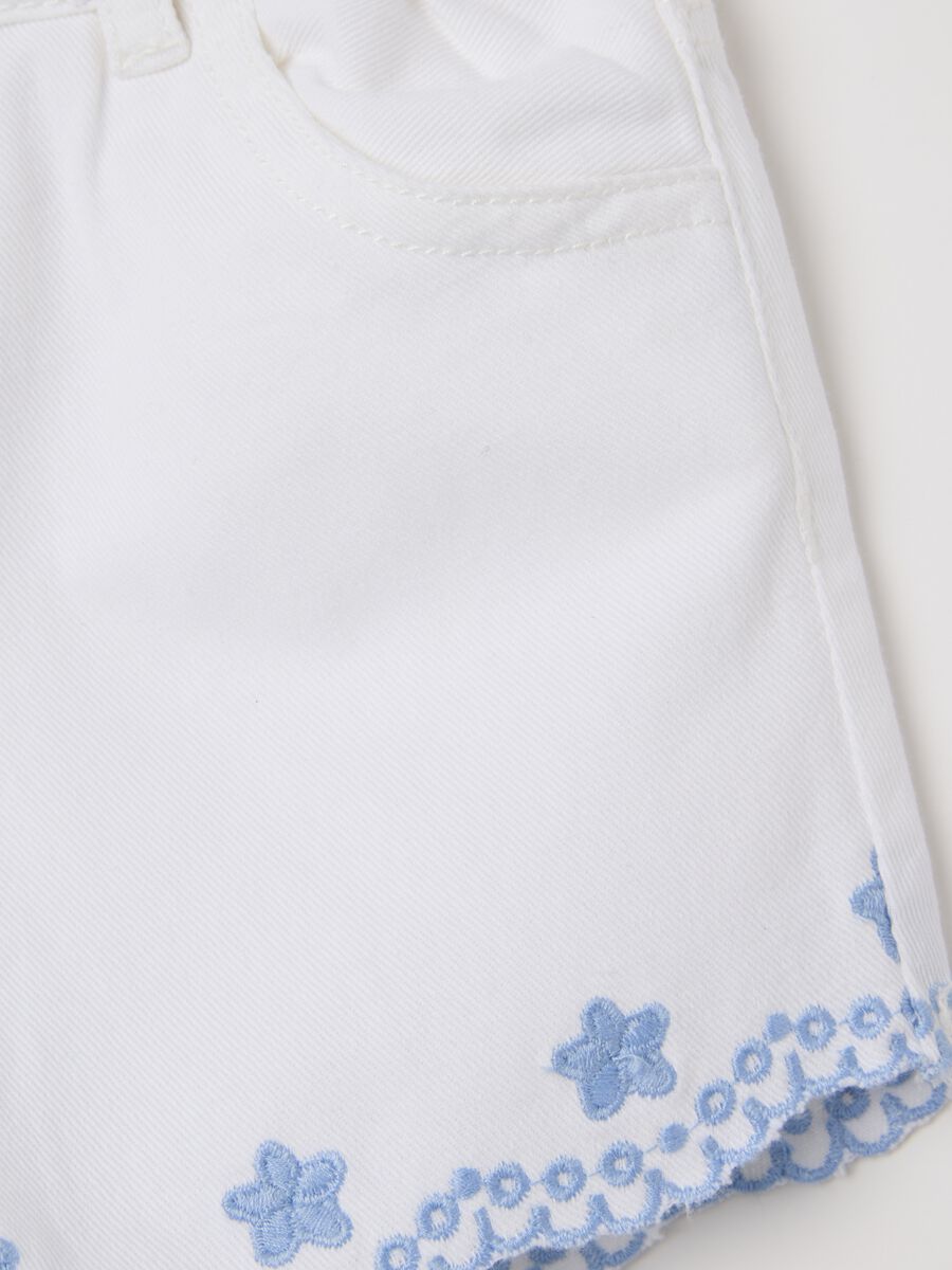 Shorts bianchi con ricamo floreale in cotone_2