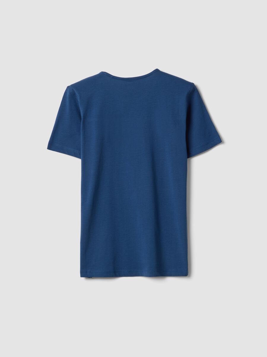 T-shirt in puro cotone blu da ragazzo relaxed fit con collo bianco_4