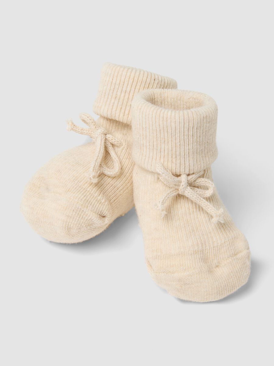 Beige organic cotton knitted baby girl booties_2