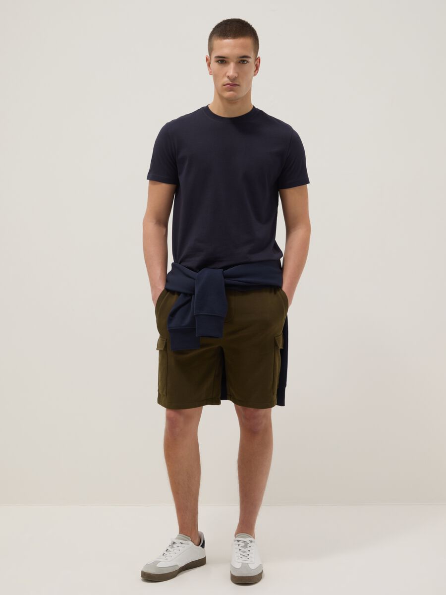 Green cotton-blend cargo shorts with pockets, relaxed fit_0
