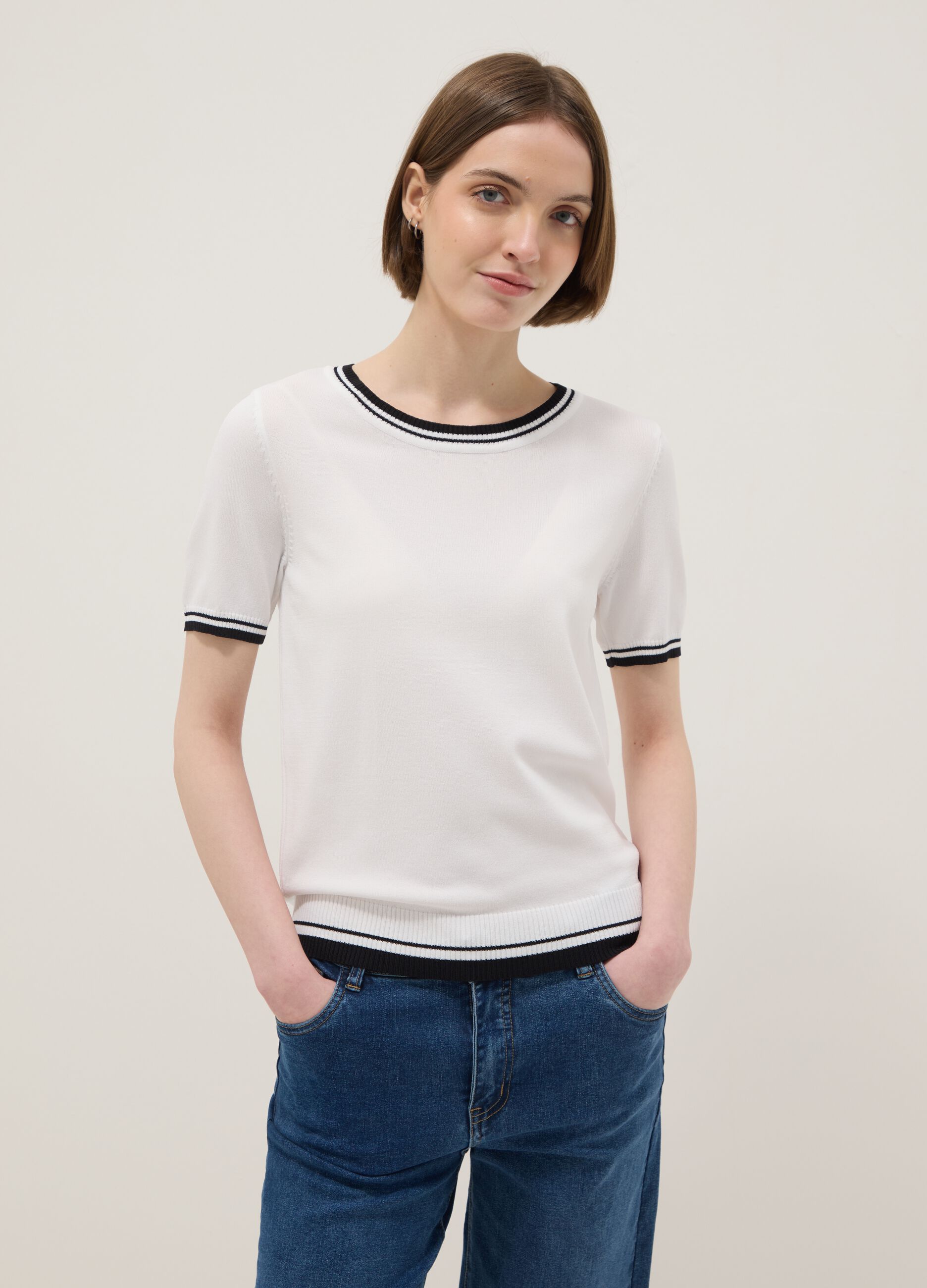 White viscose blend regular fit t-shirt with contrast collar