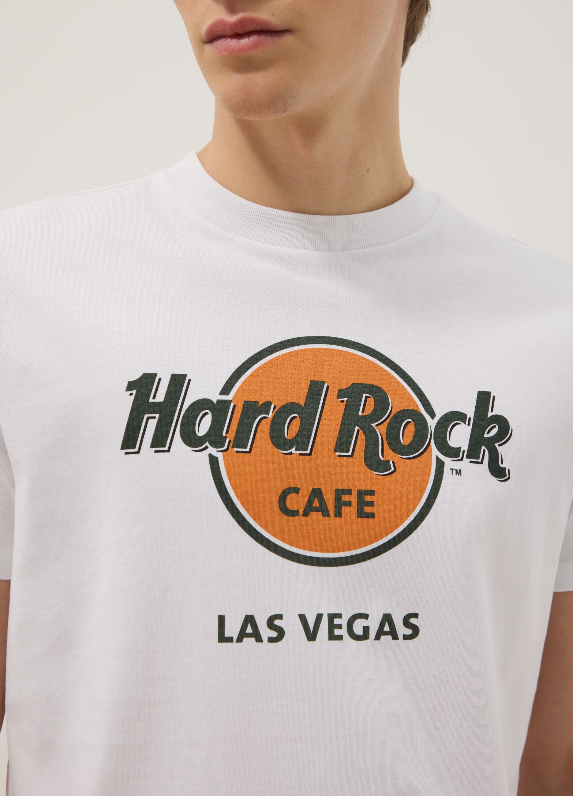 White pure cotton regular fit t-shirt with Hard Rock Cafe logo