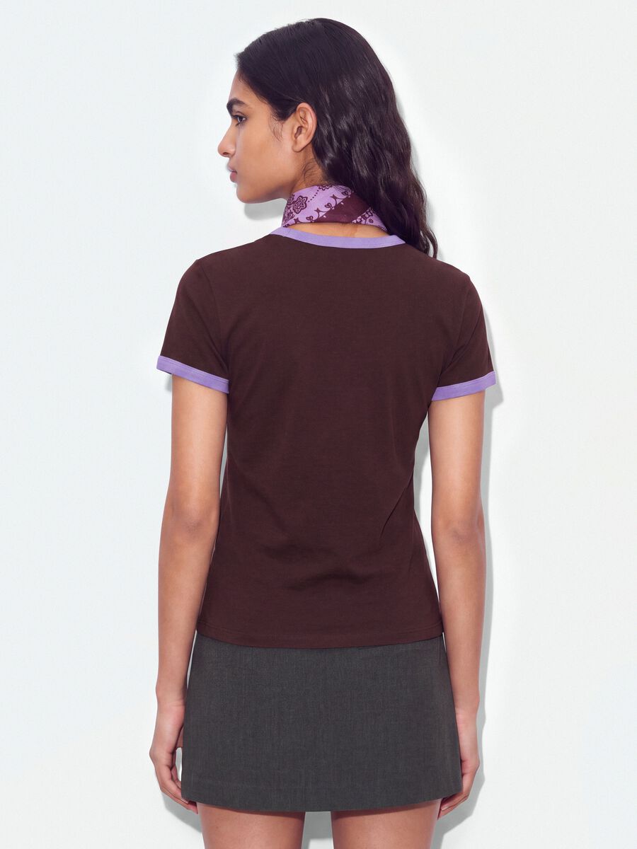 T-shirt marrone in cotone elasticizzato con profili a contrasto fitted_2