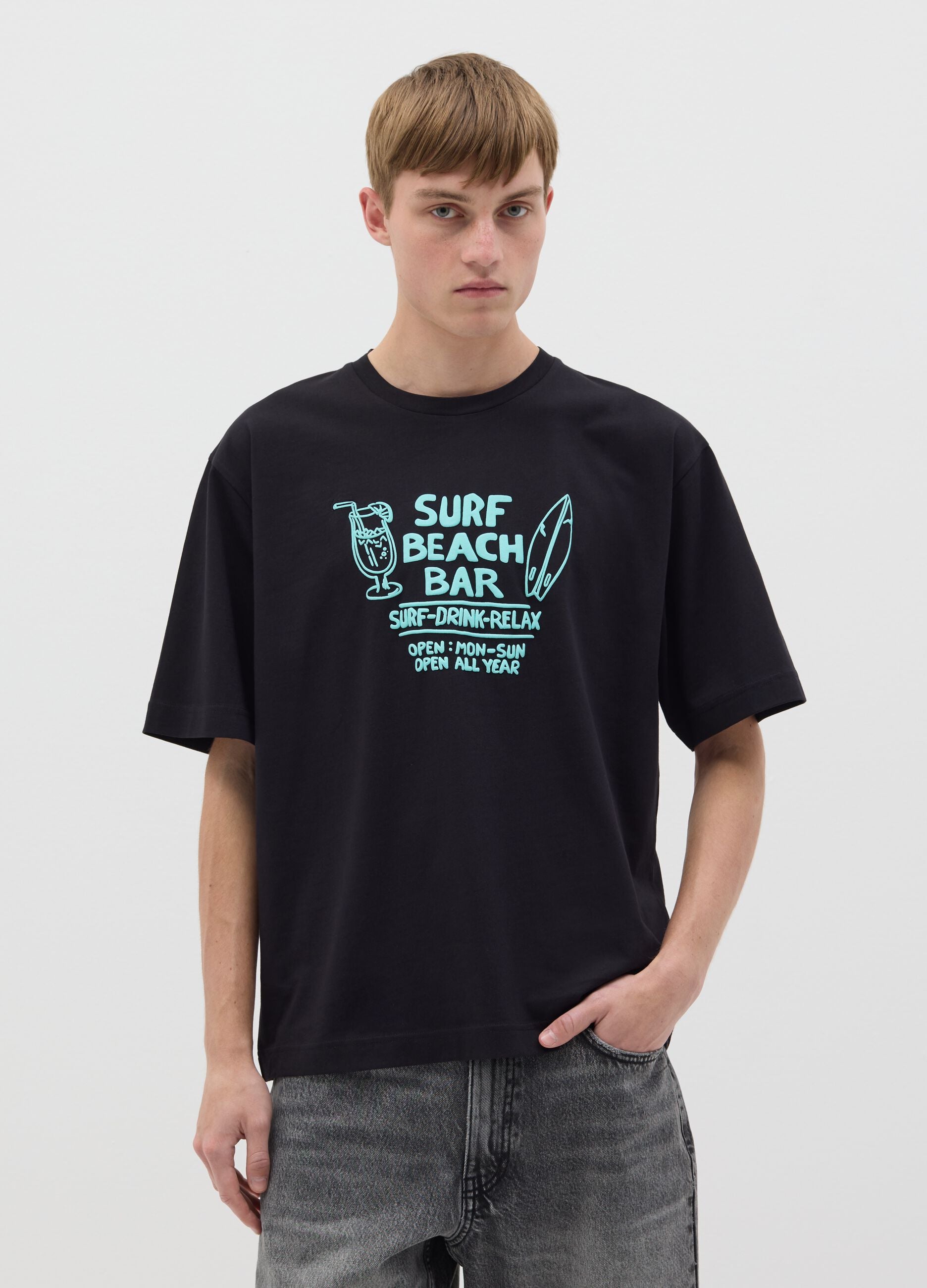 Men&rsquo;s black boxy-fit T-shirt in 100% cotton with Surf Beach Bar print