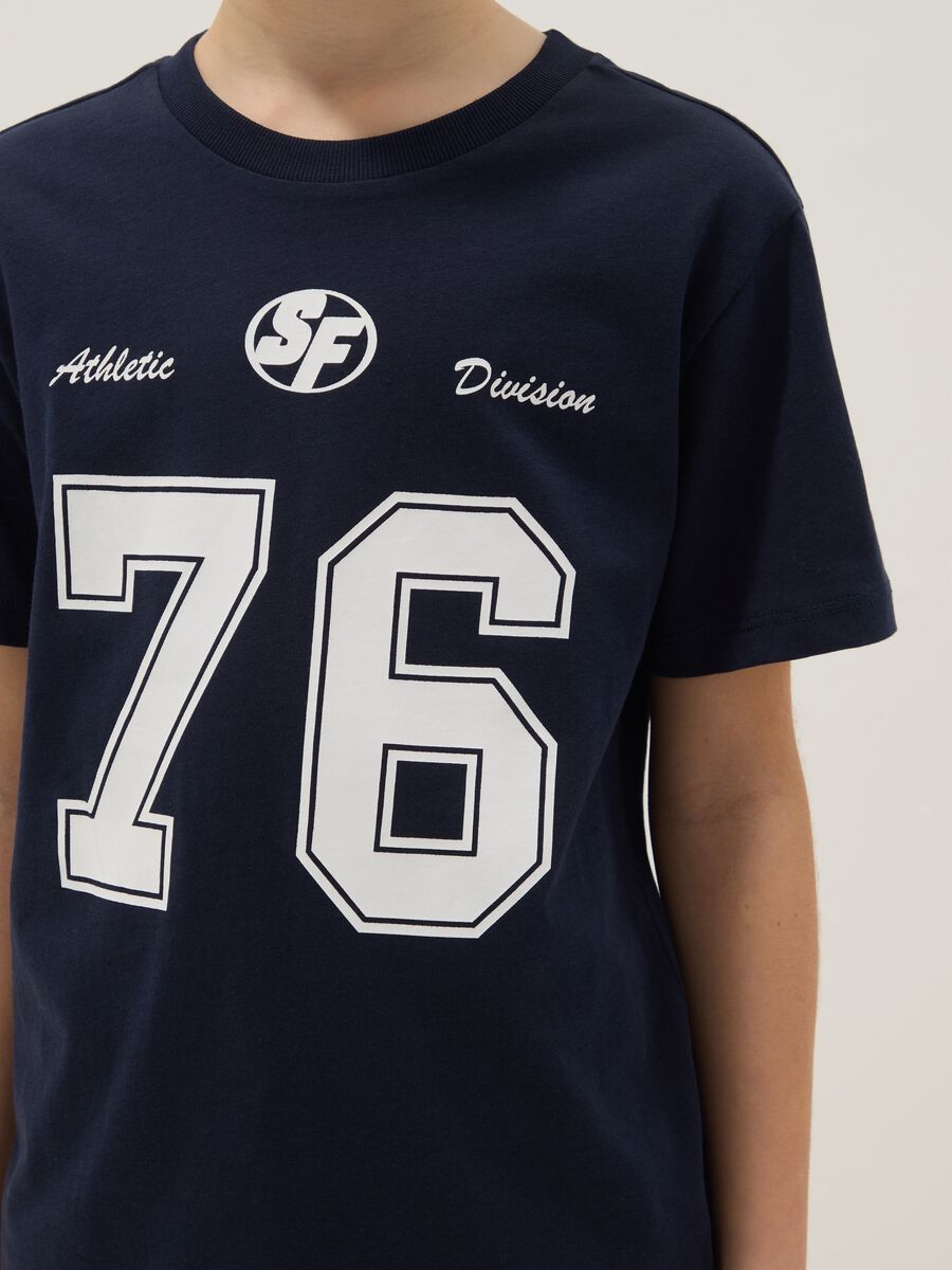 T-shirt blu in puro cotone da ragazzo con stampa regular fit_2