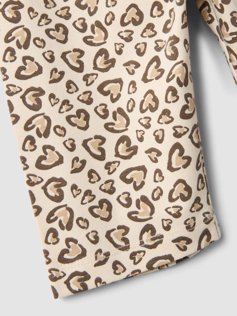 Beige organic cotton skinny cycling shorts with heart print for girls_3