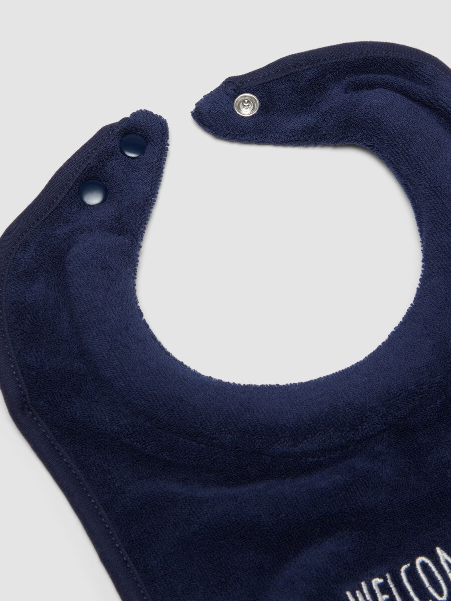 Bipack di bavaglini blu e bianco in misto cotone organico con ricami_1