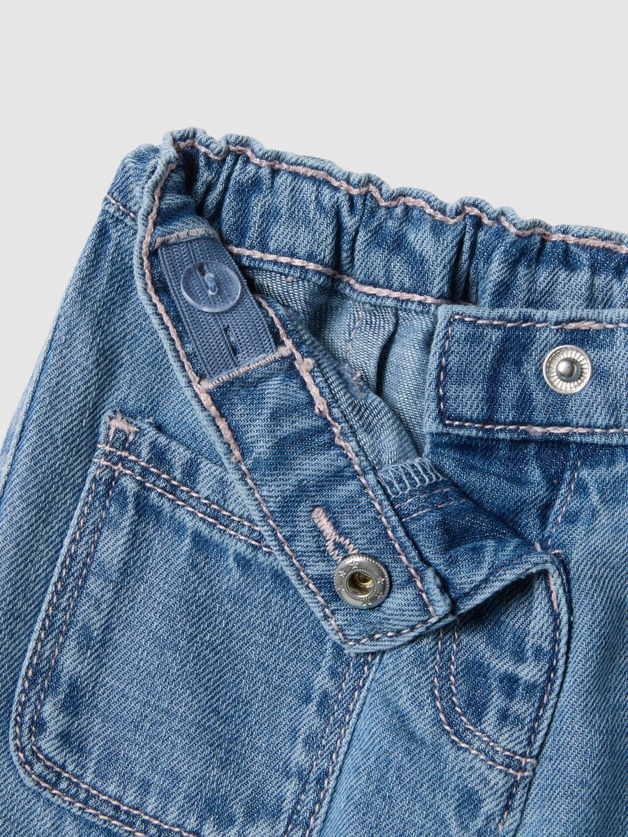 Pantaloni in misto cotone blu da bimba regular fit con ricami_2