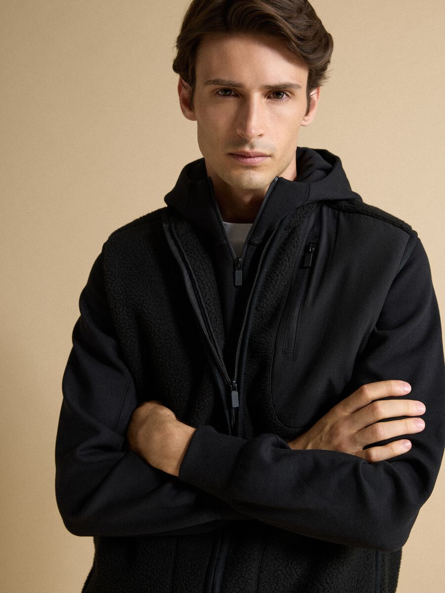 Felpa full-zip nera con colletto regular fit_3