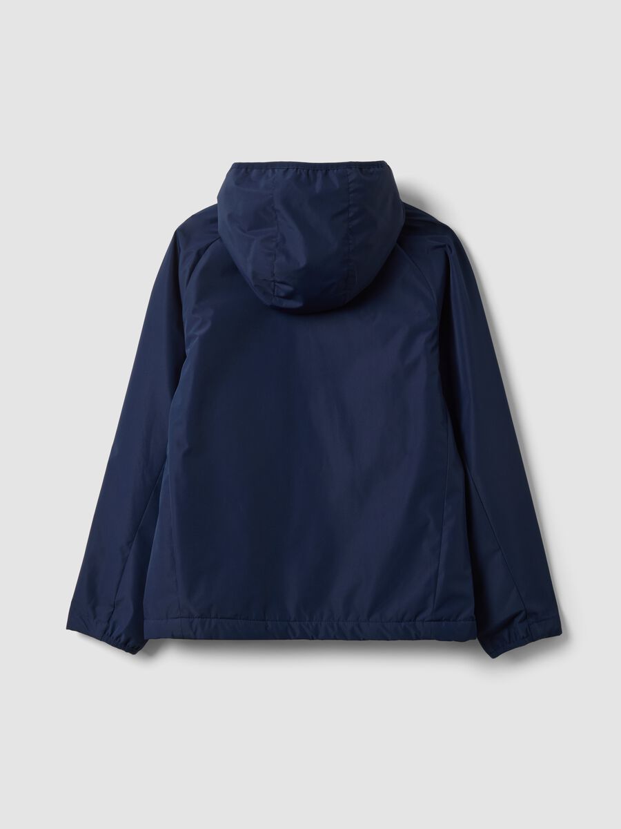 Giacca antipioggia blu con cappuccio e zip per ragazzo_5