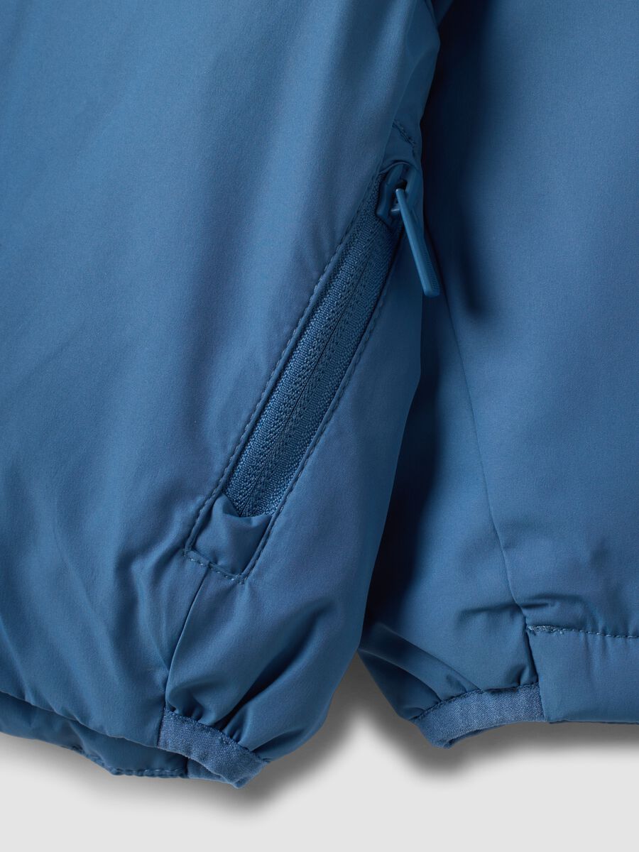 Giacca idrorepellente blu con cappuccio e zip regular fit per bimbo_2