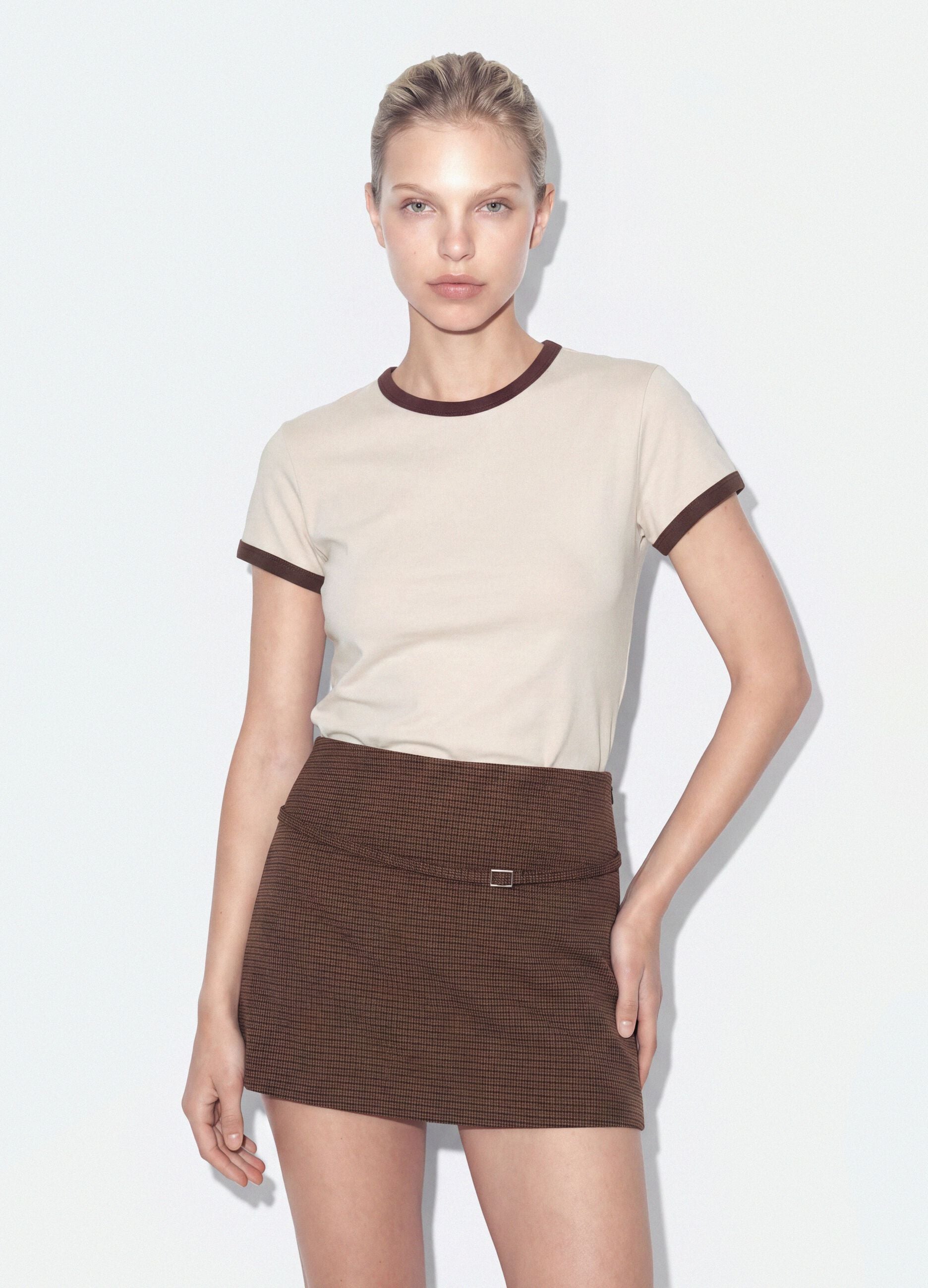 Beige fitted stretch cotton T-shirt with contrast trims