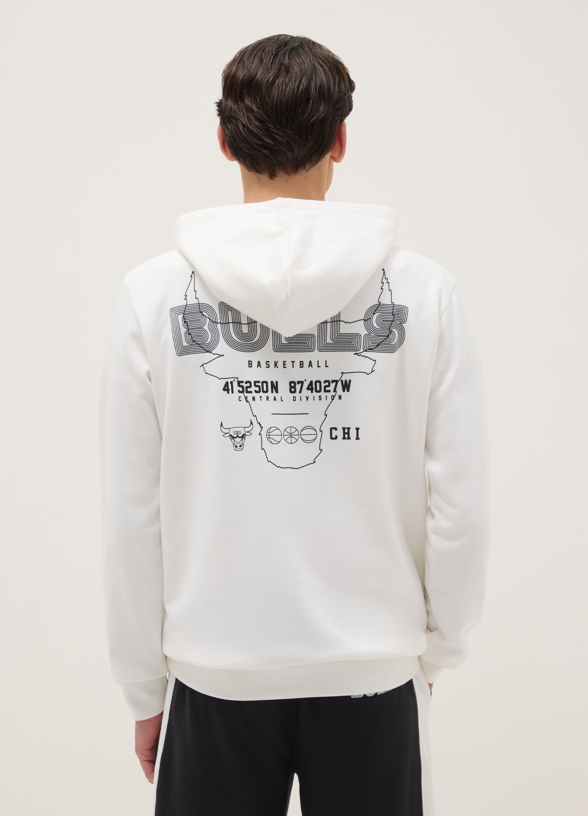 White cotton blend regular fit hoodie with Chicago Bulls logo