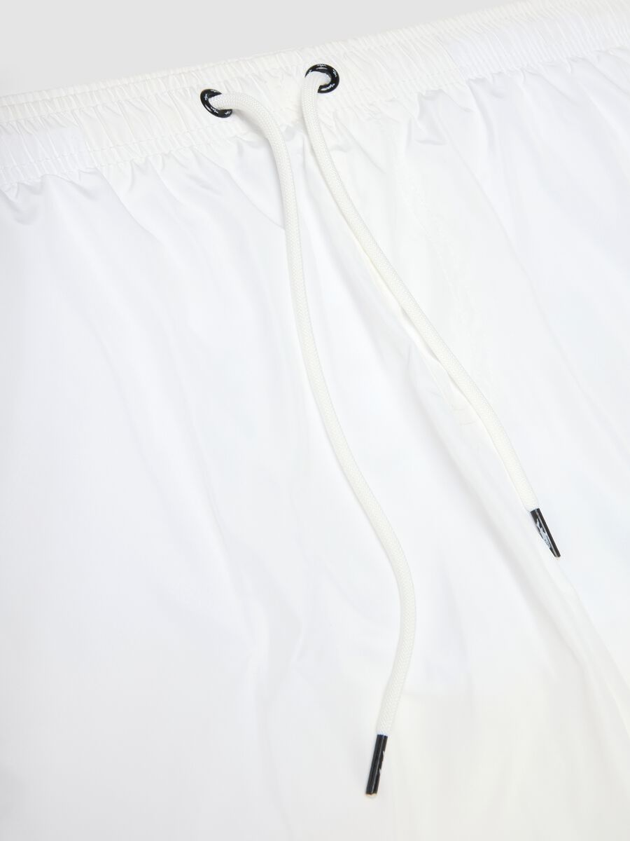 White swim shorts with elasticated waistband_5