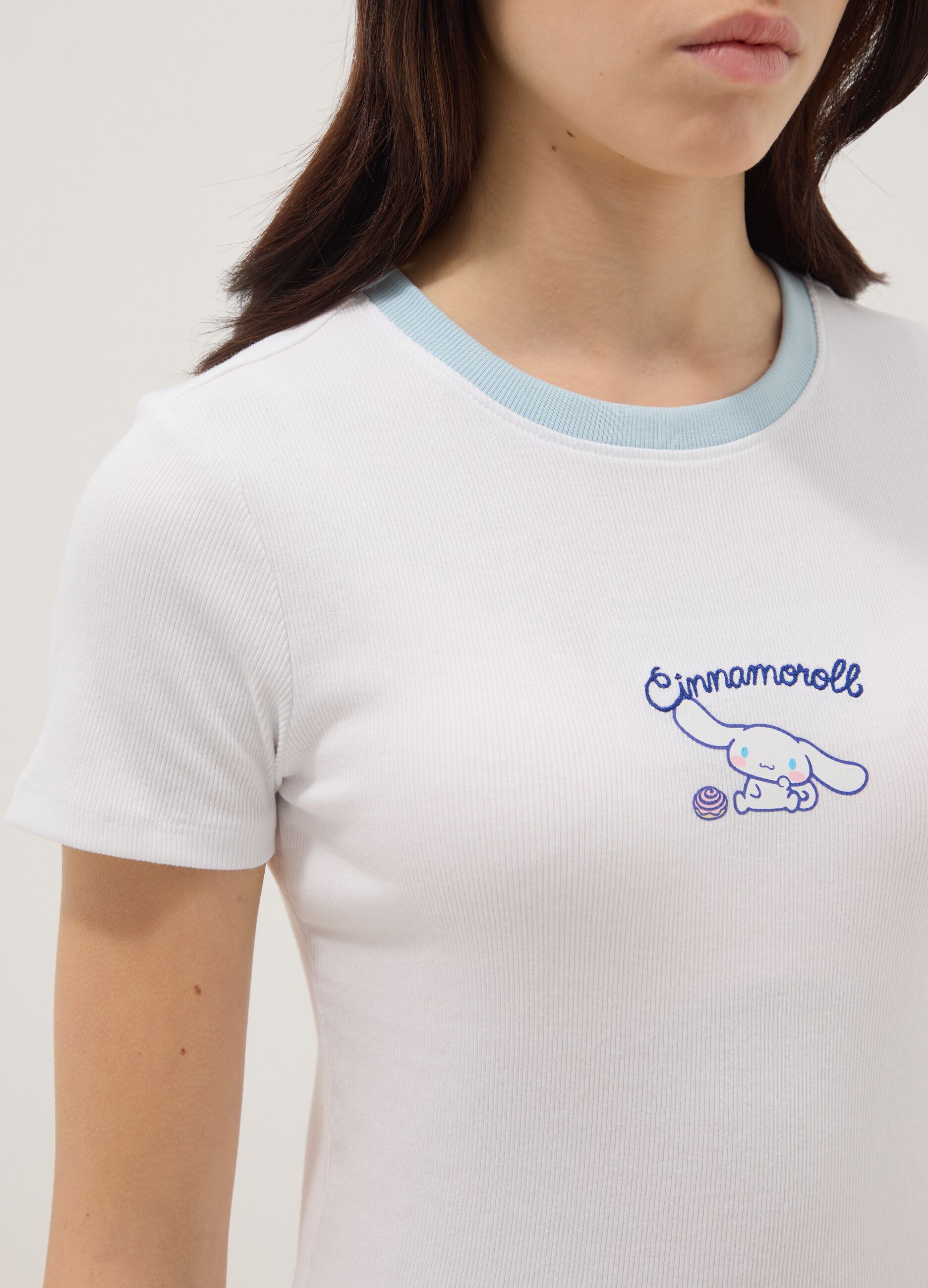 Girls&rsquo; white fitted stretch cotton T-shirt with embroidery