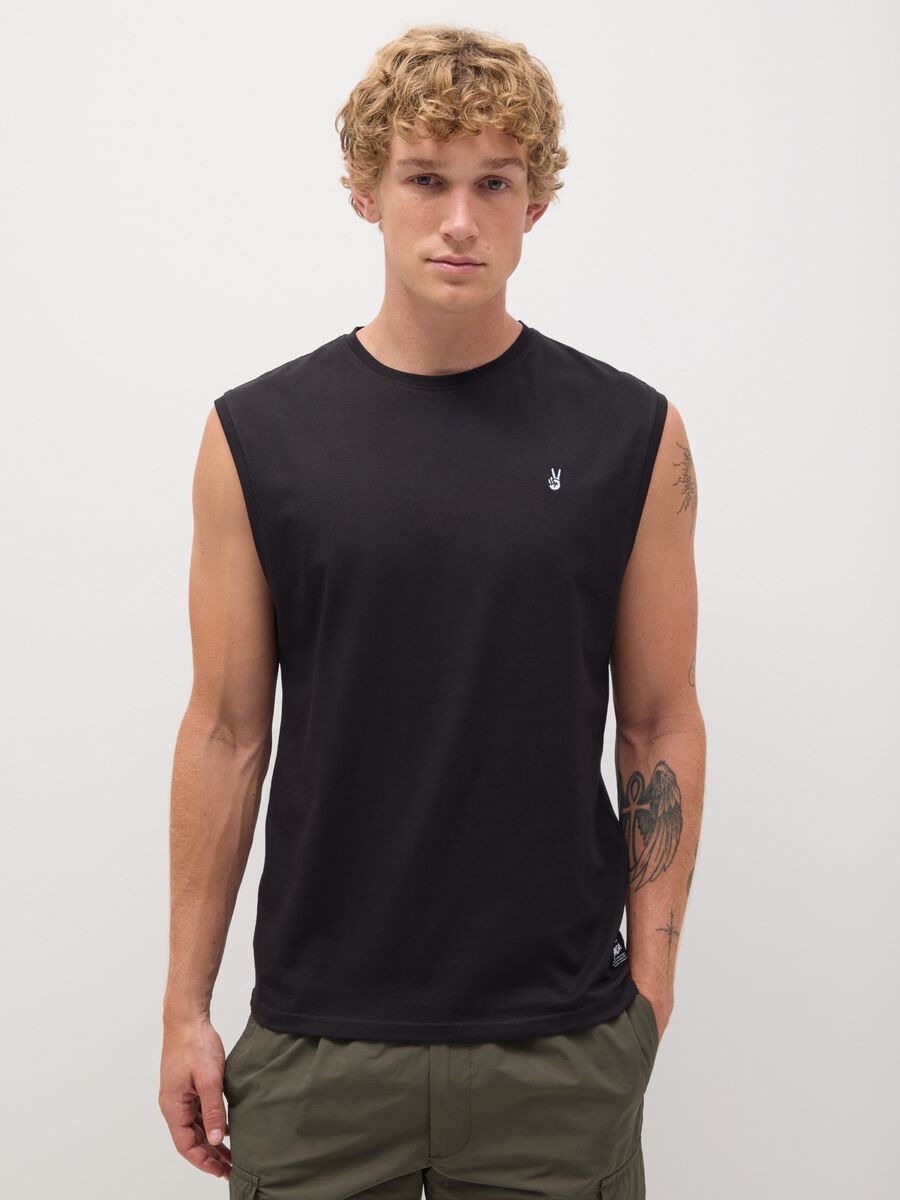 Men&rsquo;s black regular-fit vest top in 100% cotton with embroidery_0