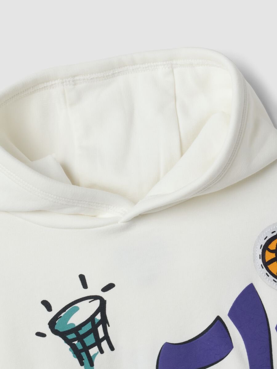 White cotton-blend hoodie with graffiti oversized fit for boys_2
