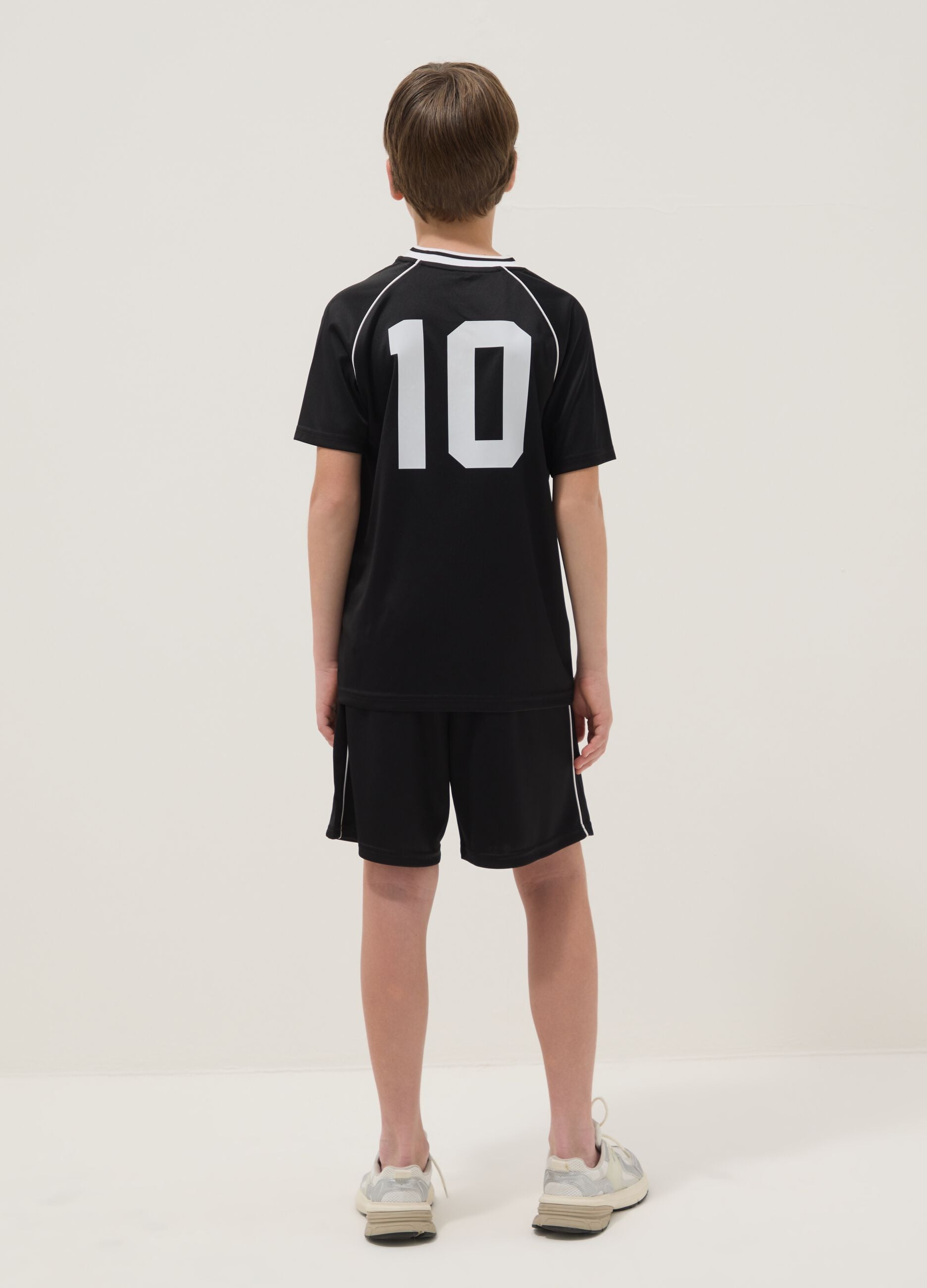 Black sporty T-shirt and shorts set for boys, regular fit
