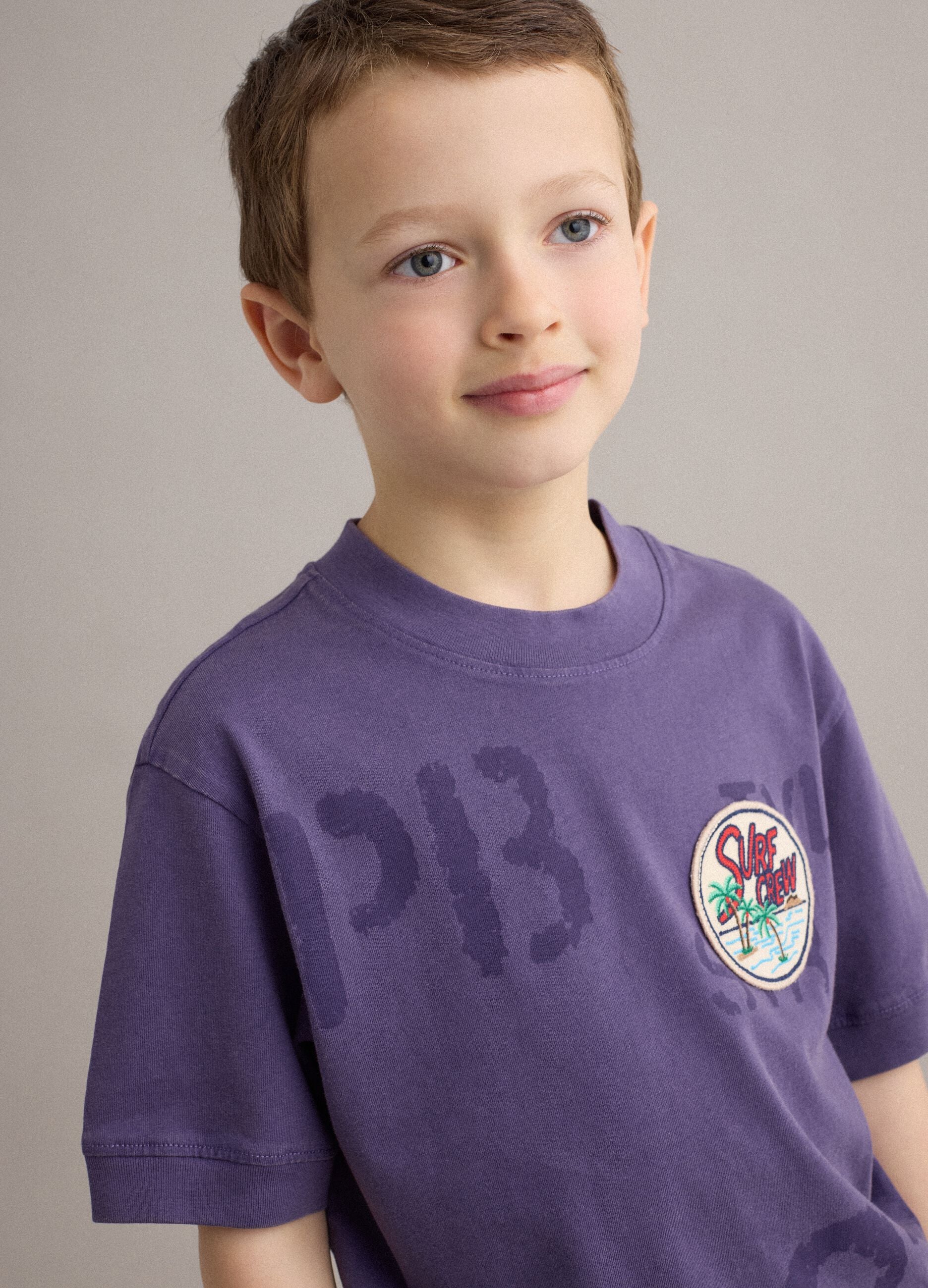 T-shirt in puro cotone viola da bambino regular fit con patch