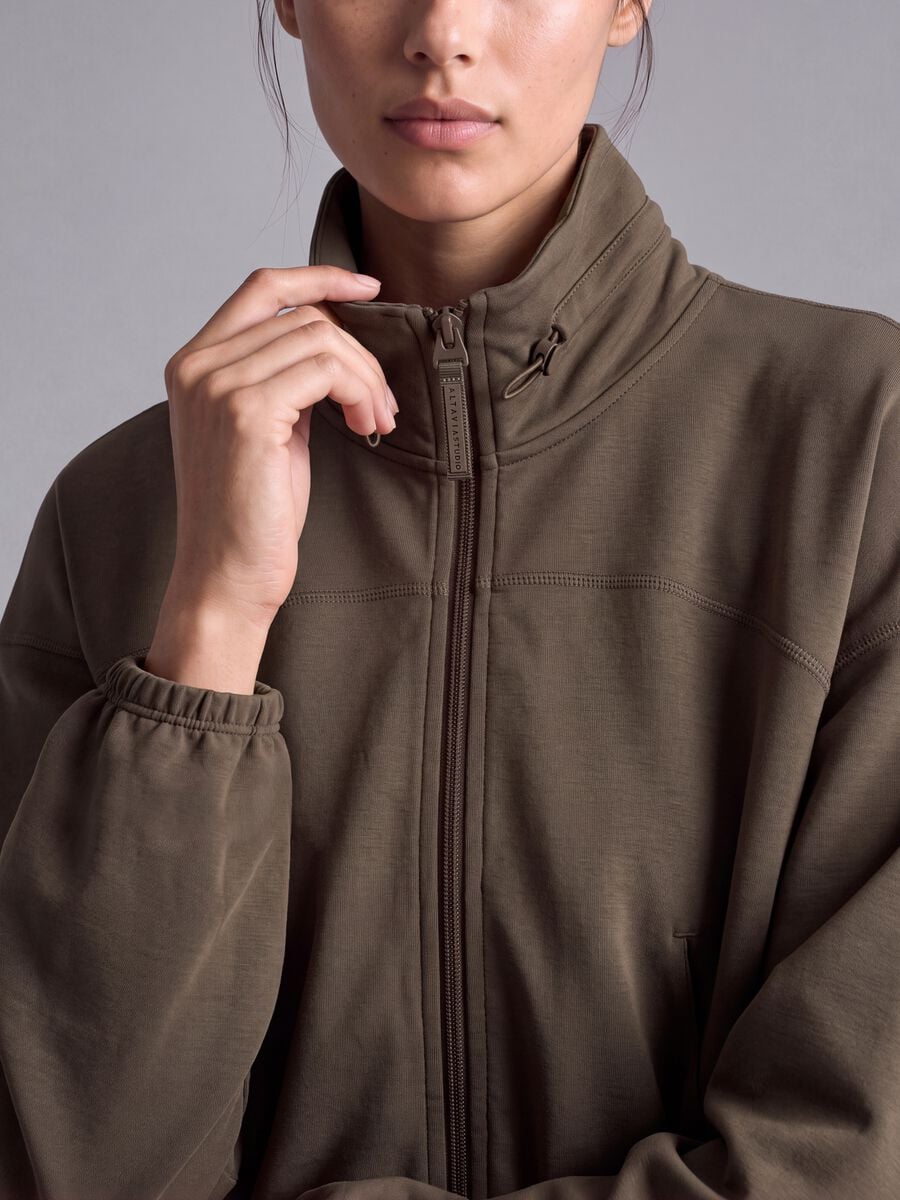 Full-zip verde corta in tessuto soft-touch con collo rialzato ALTAVIA STUDIO_2