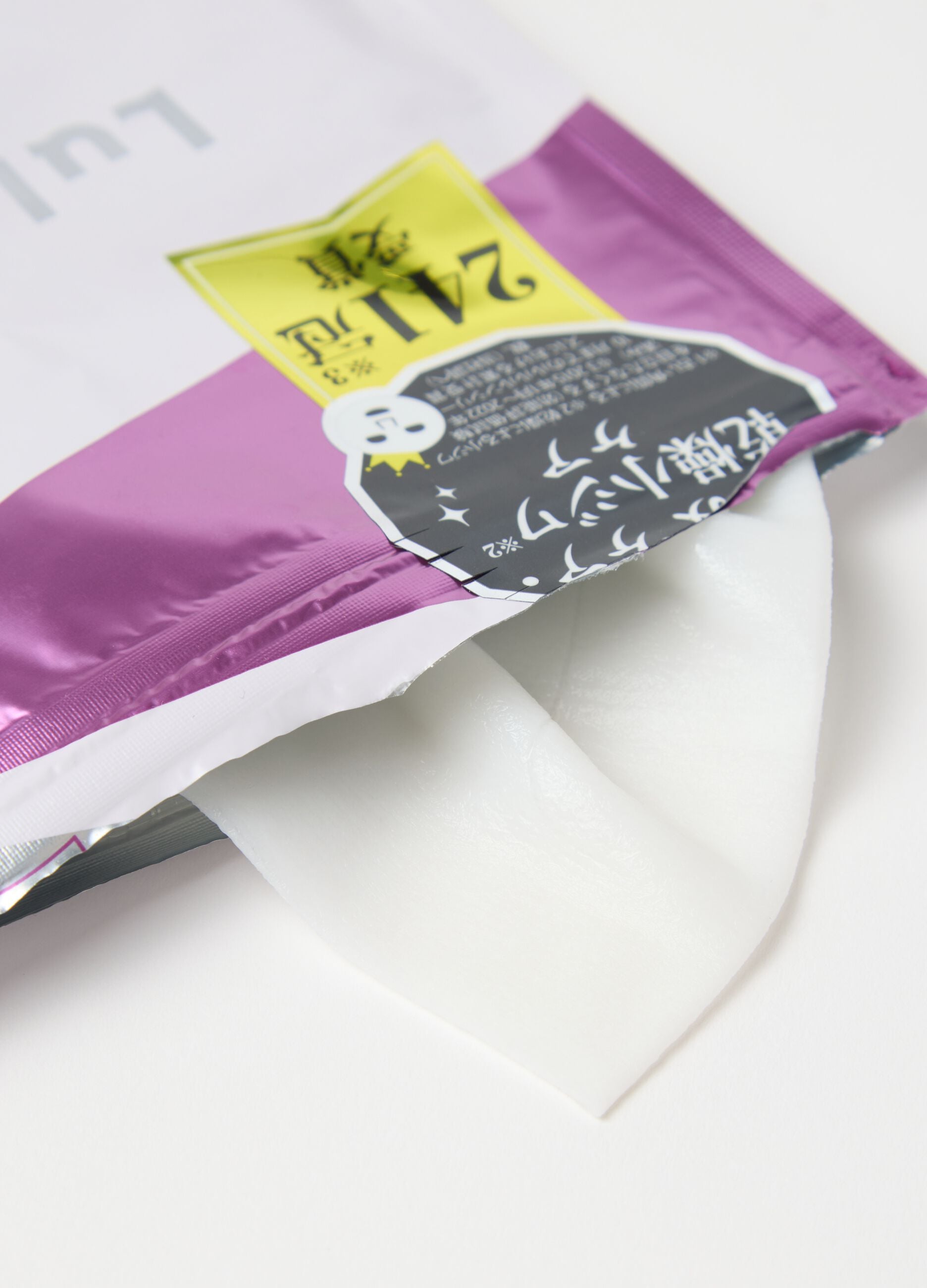 Brightening anti-age mask in fabric. Complete your skin care routine with these high-quality Japanese fabric masks available in a re-sealable pack of 7 masks! Perfect for daily use.