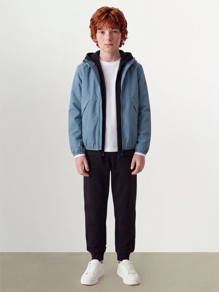 Giacca antipioggia over fit blu con cappuccio e zip per ragazzo_2