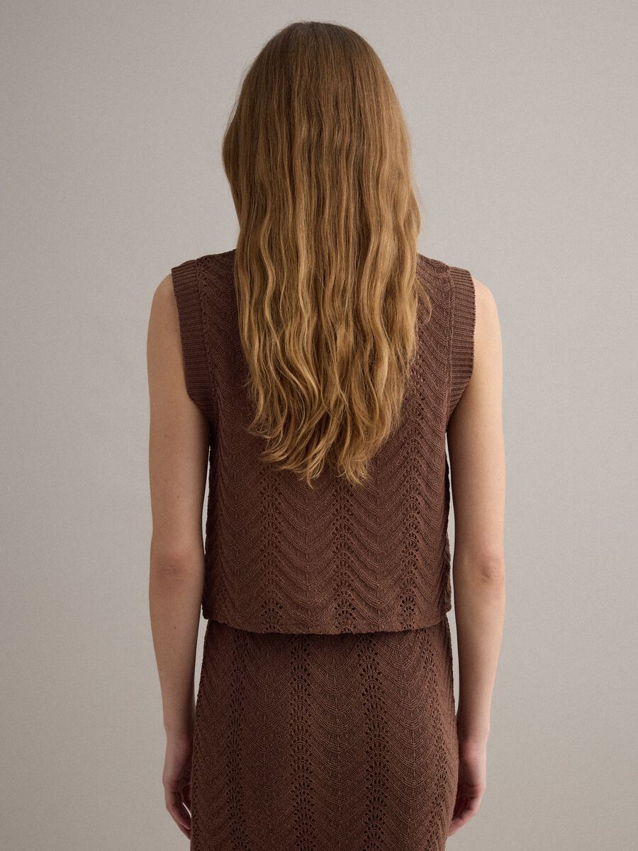 Gilet marrone regular fit con design traforato_3