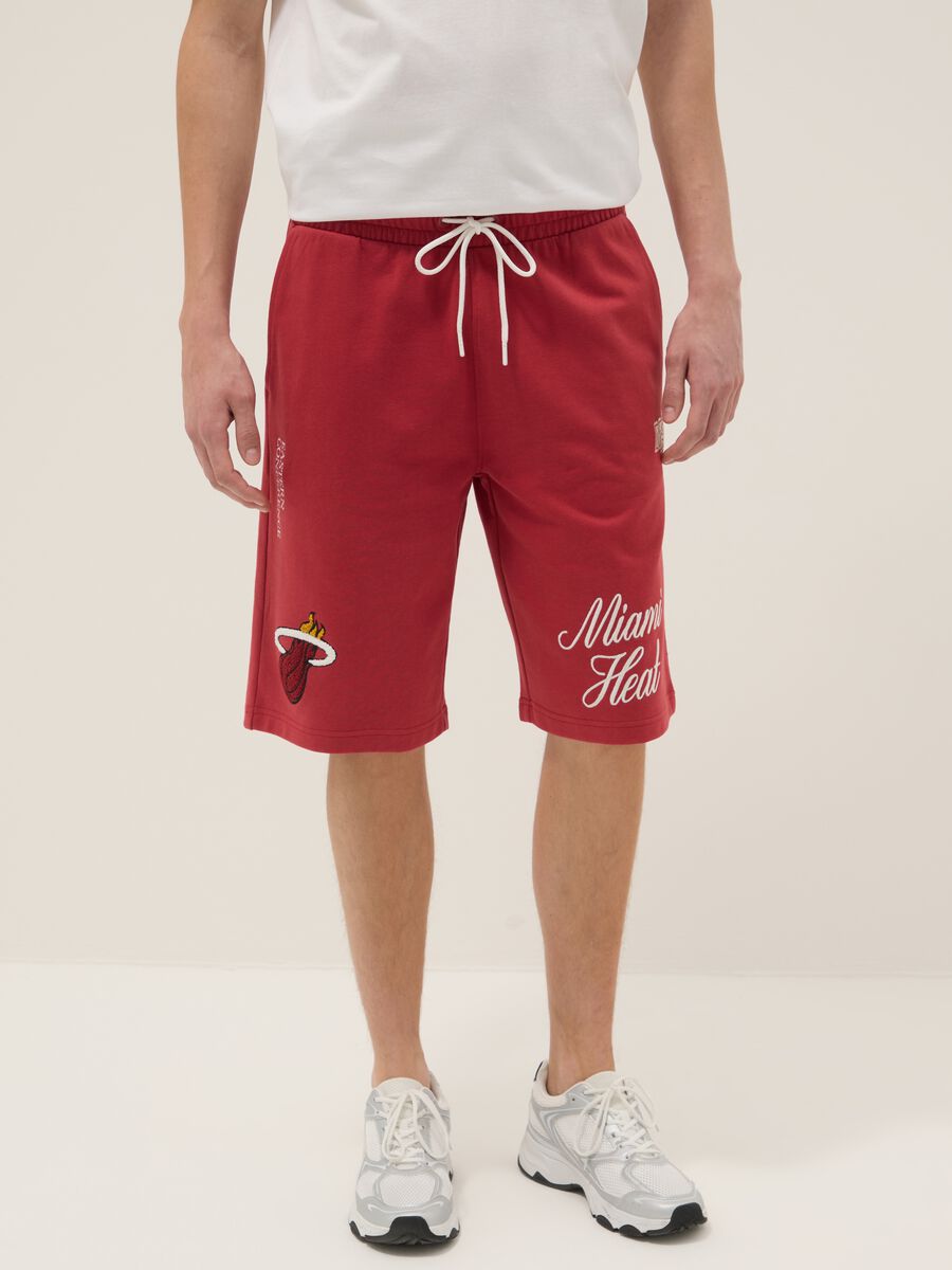 Red cotton-blend sports shorts with Miami Heat logo_1