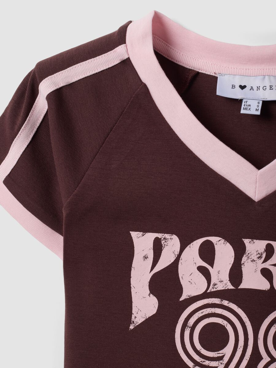 T-shirt marrone in puro cotone con scollo a V e stampa frontale_5