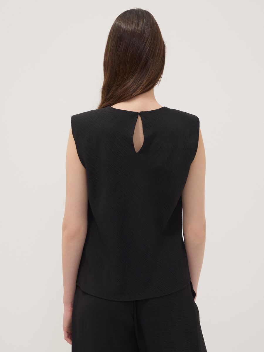 Black sleeveless pleated-texture blouse, regular fit_3