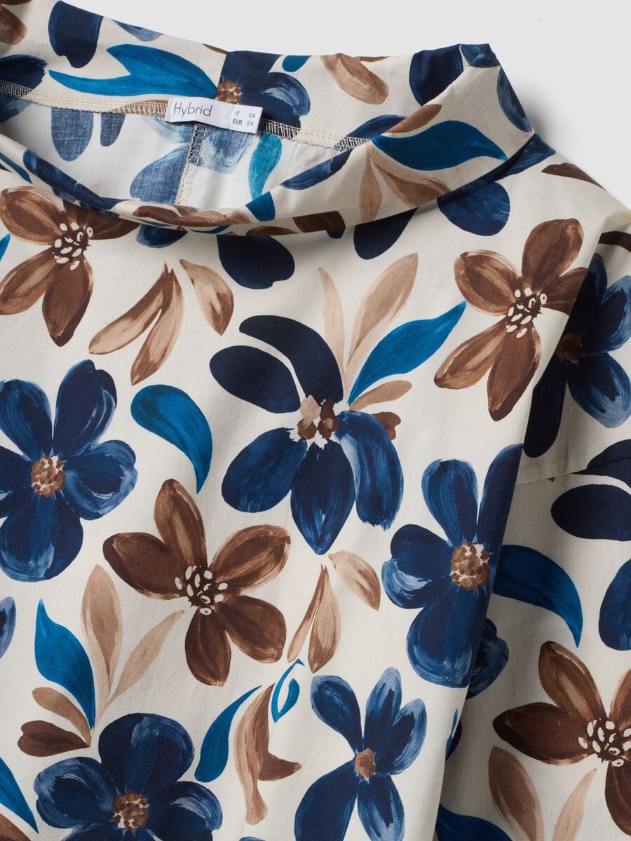 Blusa bianca in cotone elasticizzato con fantasia floreale regular fit_1