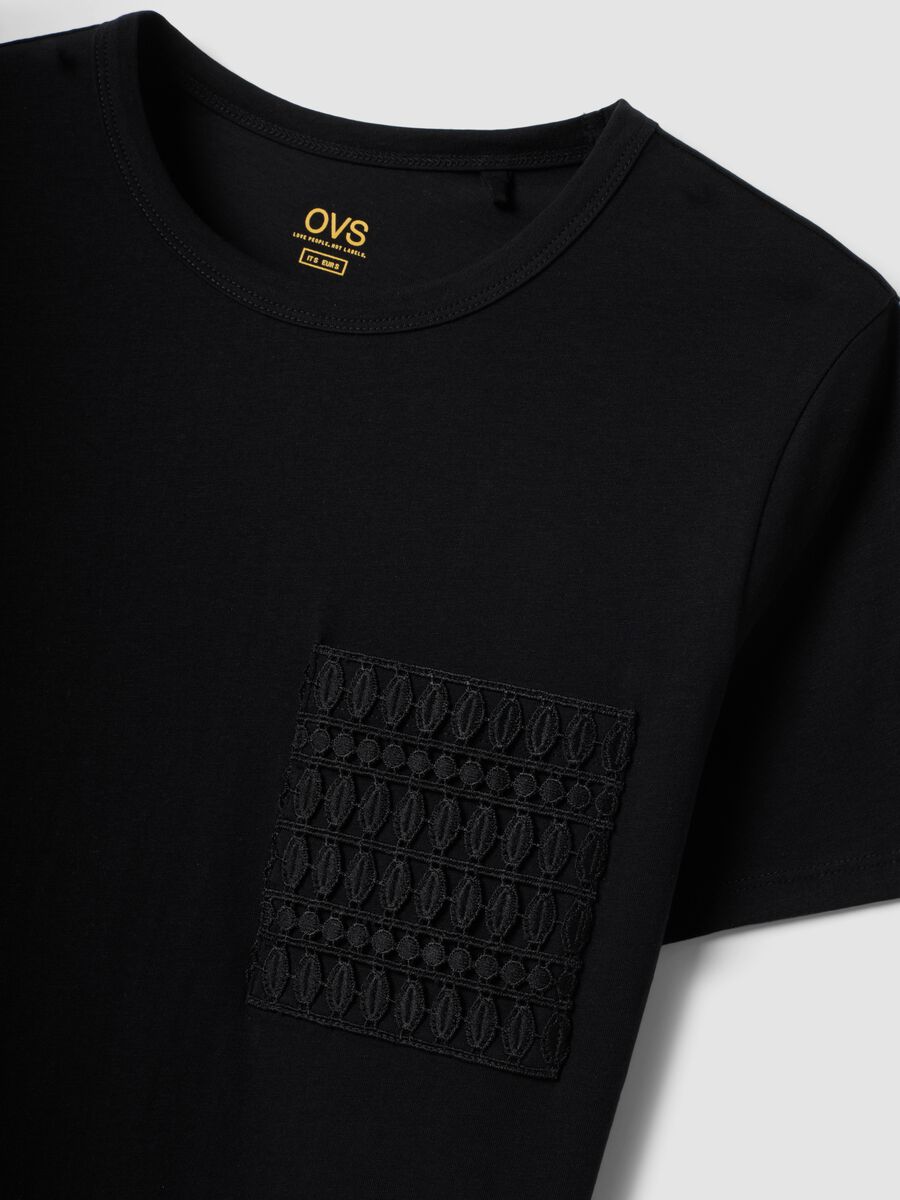 T-shirt in puro cotone nera regular fit con taschino ricamato_5